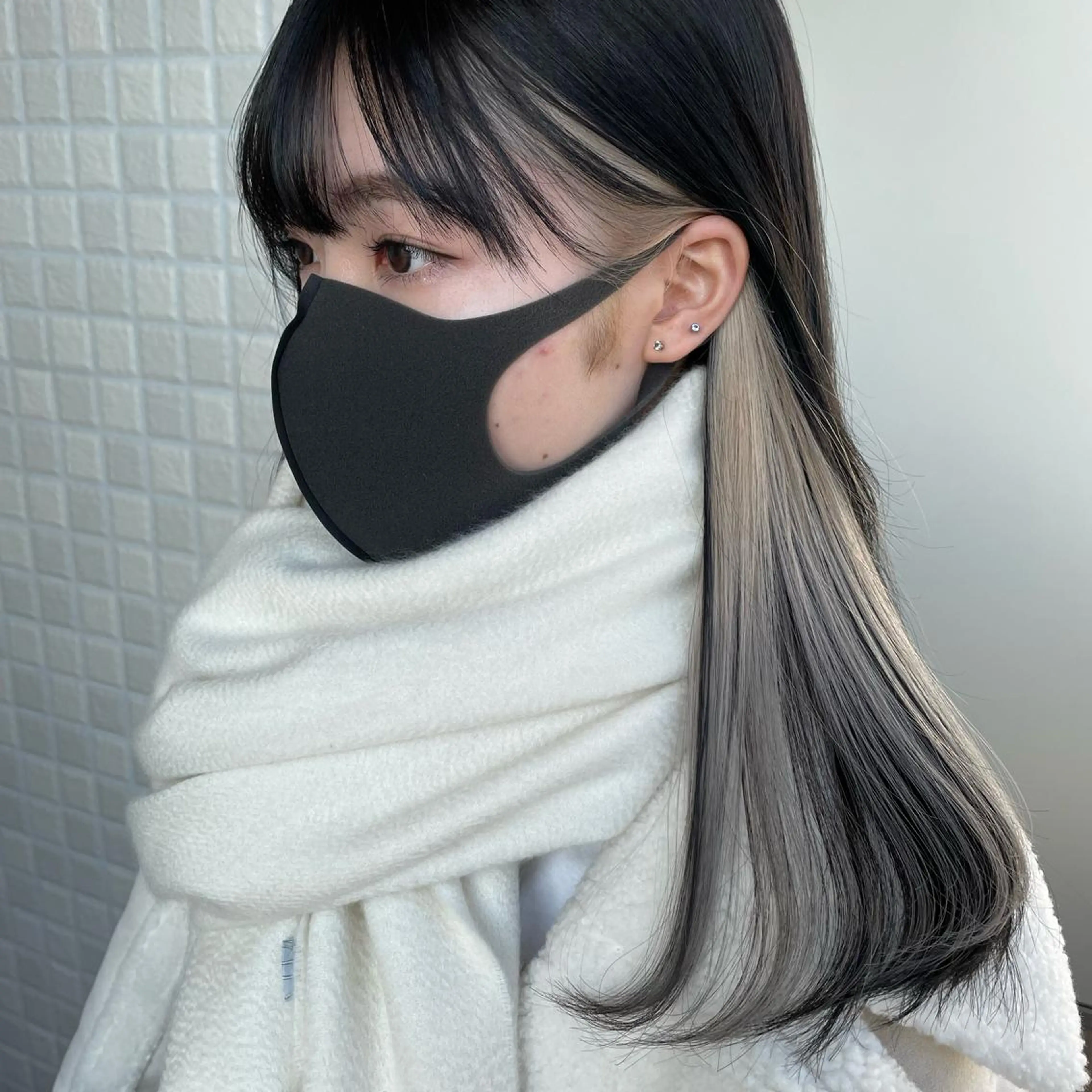 セミロング カラー ハイトーンイヤ リングカラー清水隆央のヘアスタイル