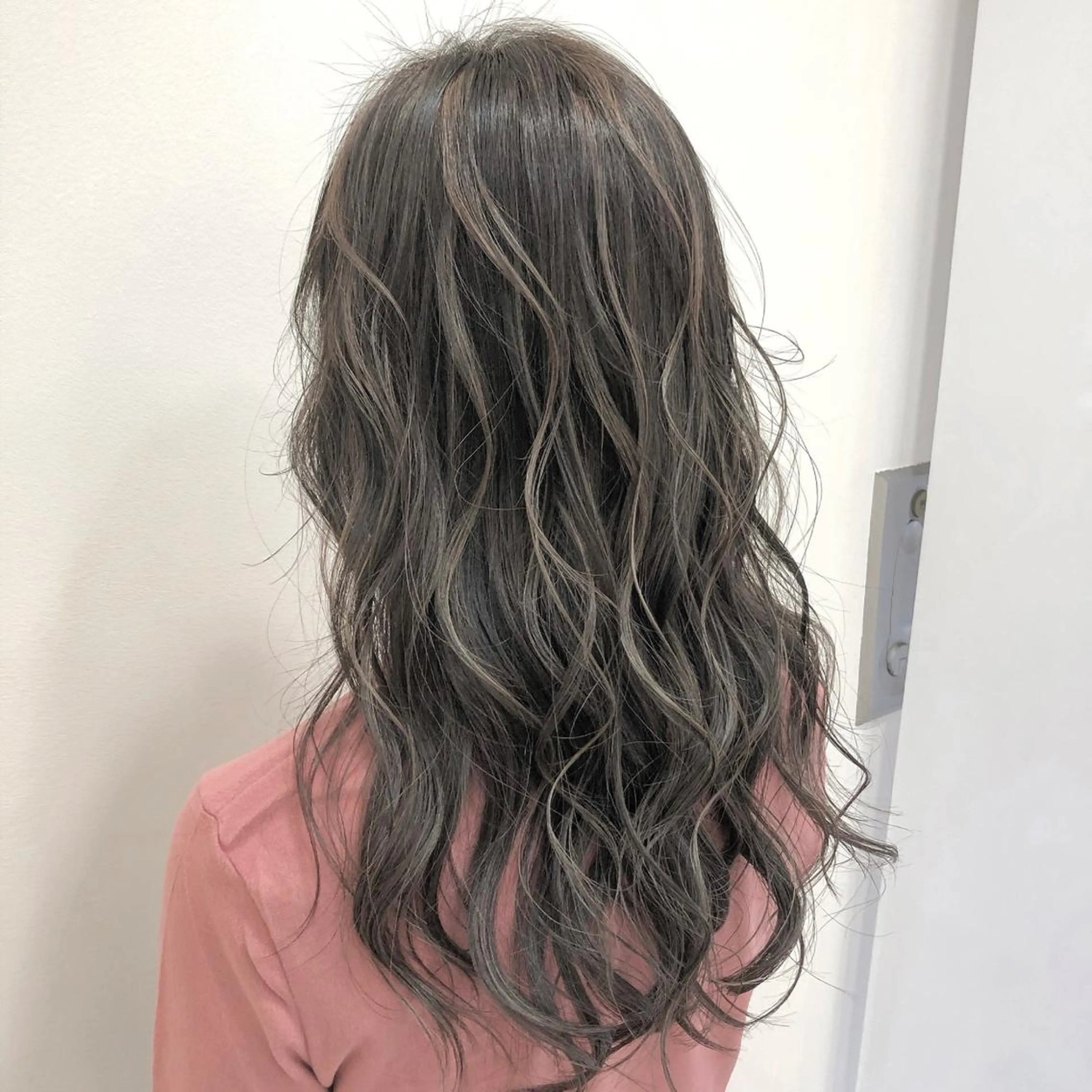 セミロング カラー WATANABE YUTOのヘアスタイル