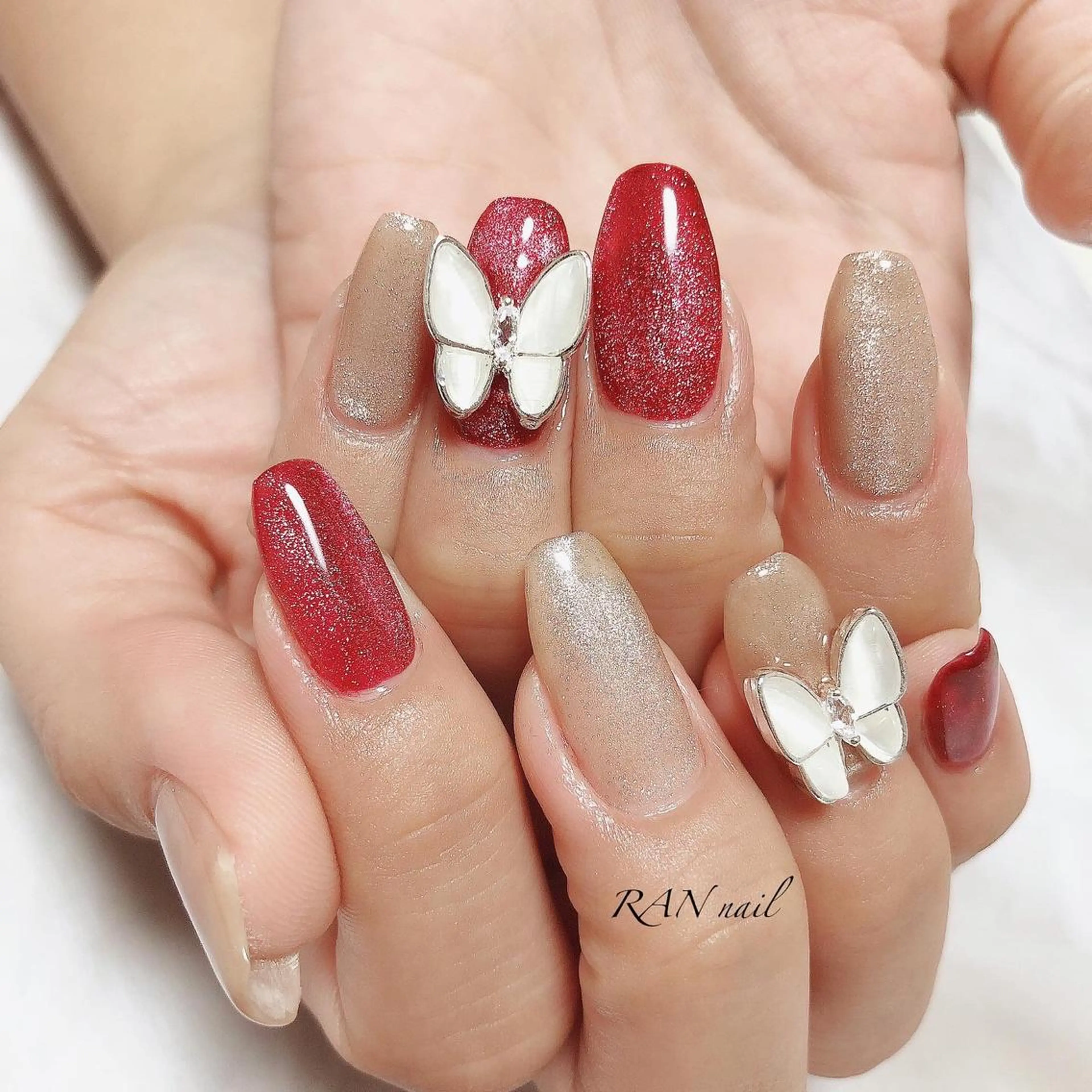 ネイル ジェルネイル ゴールド マグネットネイル オフィスネイル 赤色 RAN nailのネイルデザイン