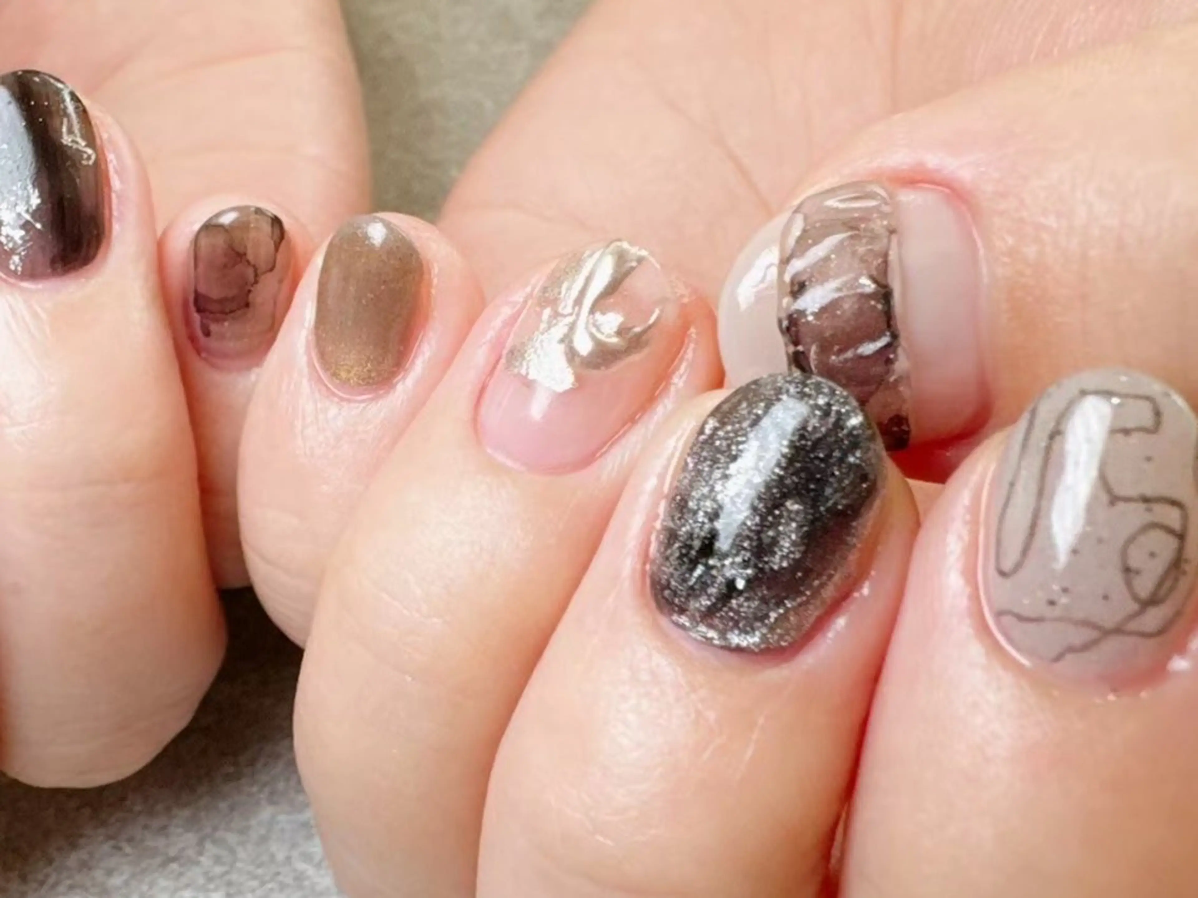 ネイル ブラウン ニュアンスネイル FIKA 折戸のネイルデザイン