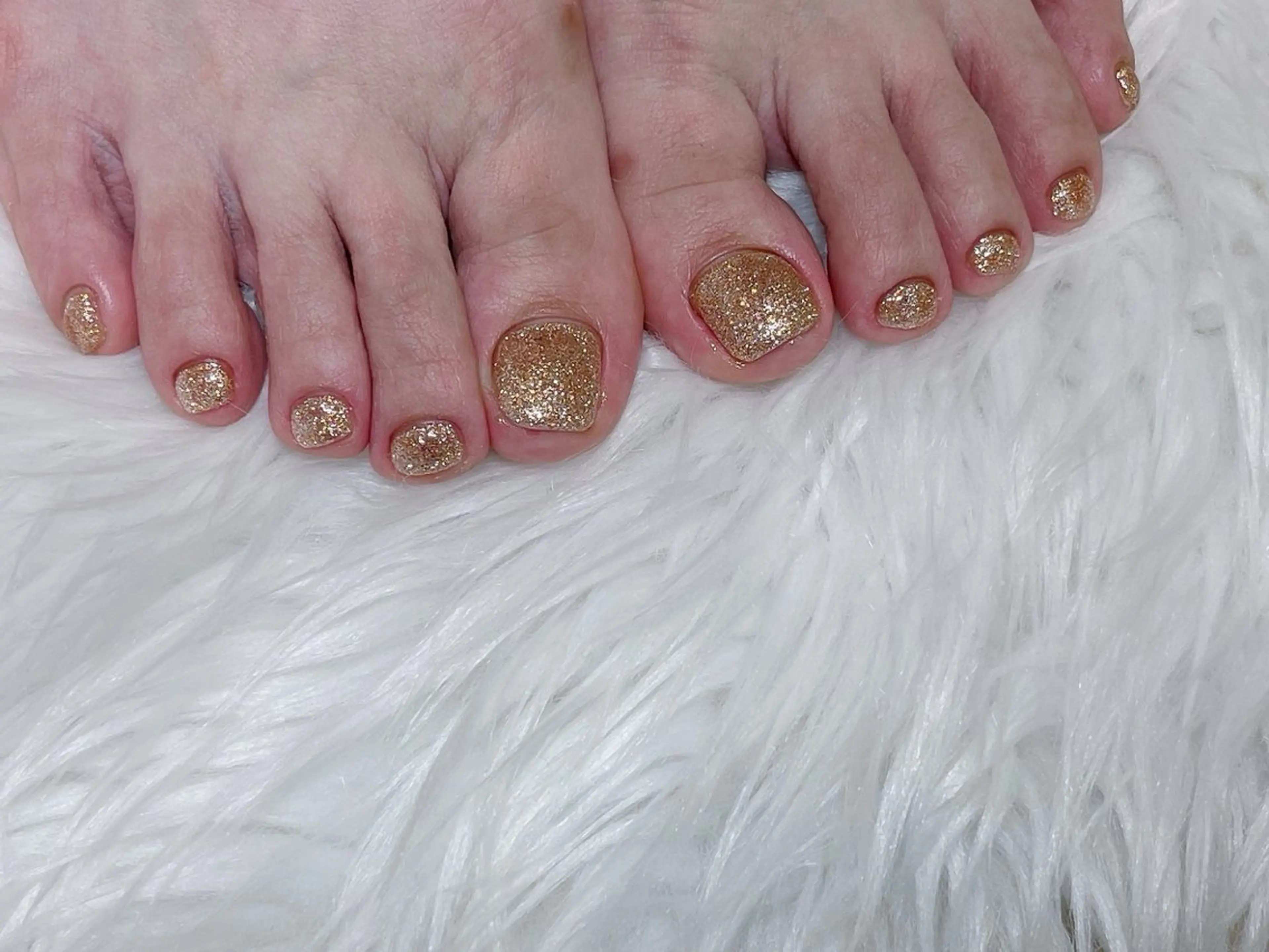 ネイル フットネイル ジェルネイル ゴールド ラメ(グリッター) マグネットネイル NAILSALON CRISTA所属・🤍CRISTA yui🤍のネイルデザイン