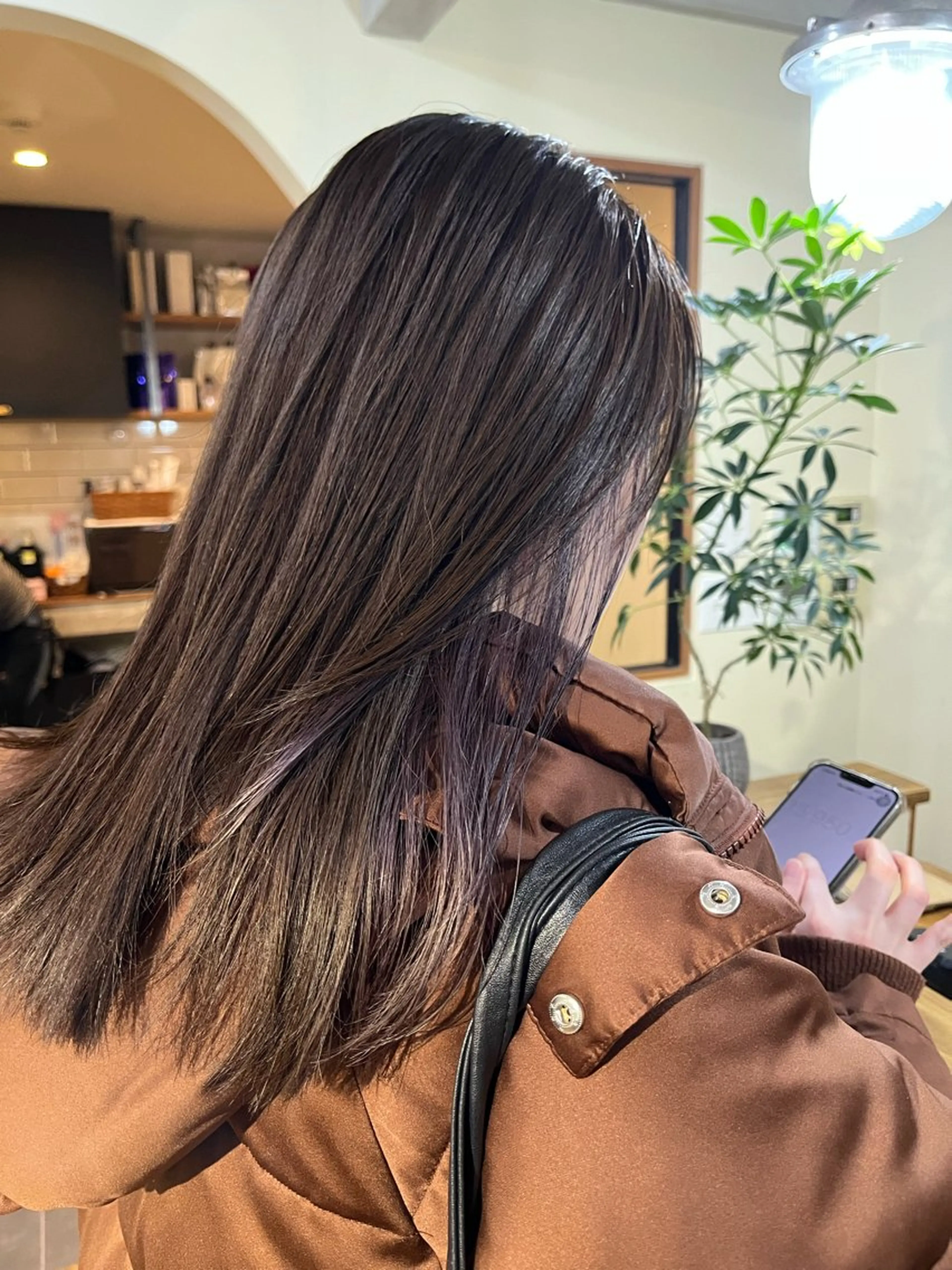 セミロング カラー 黒髪 ブリーチ ケアブリーチ デザインカラー イヤリングカラー カット ヘアカラー 薬院:今泉/上川美幸 小顔ボブ/暗髪カラーのヘアスタイル