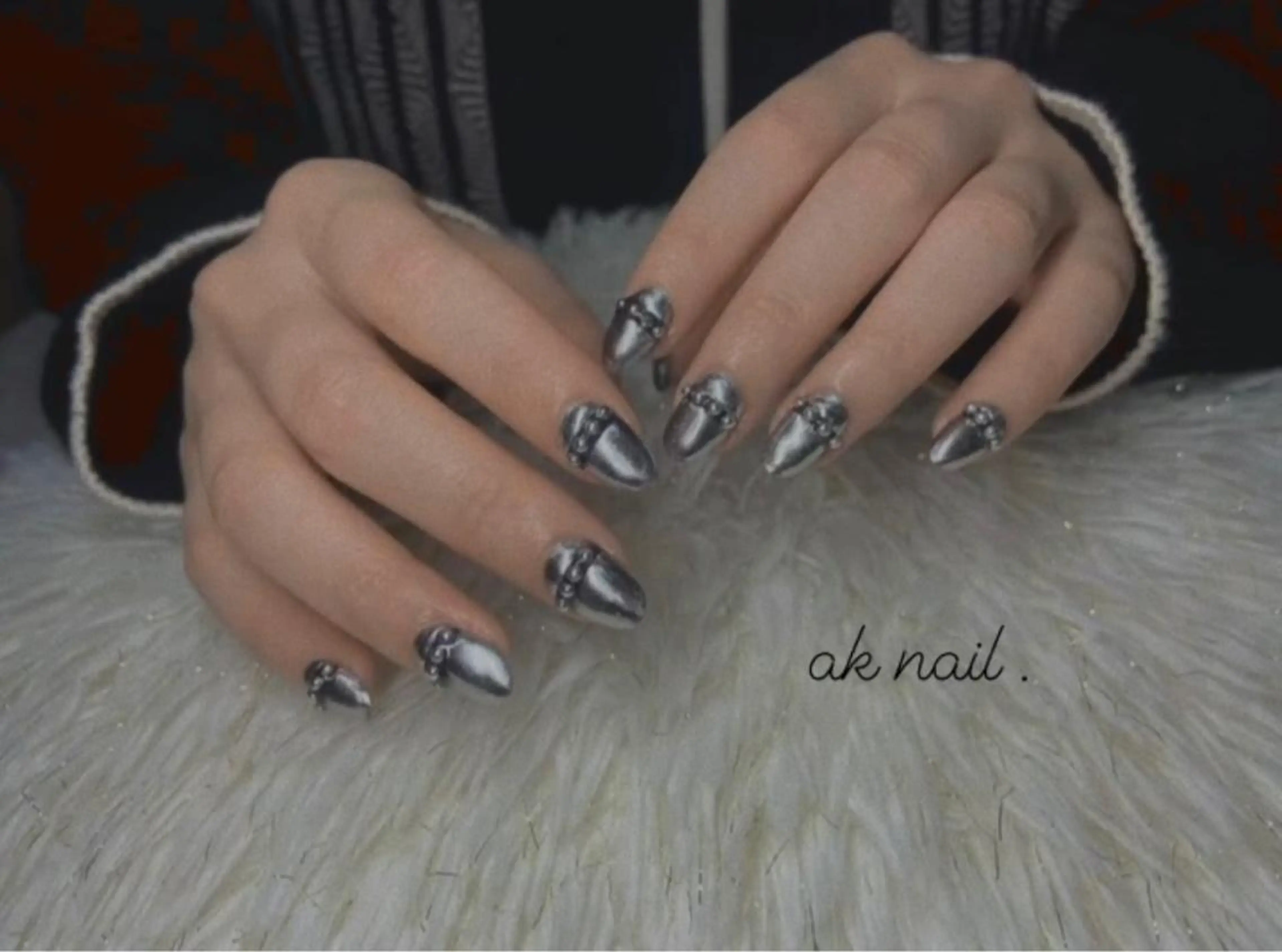 ミディアム ネイル シルバー ak nail .のネイルデザイン