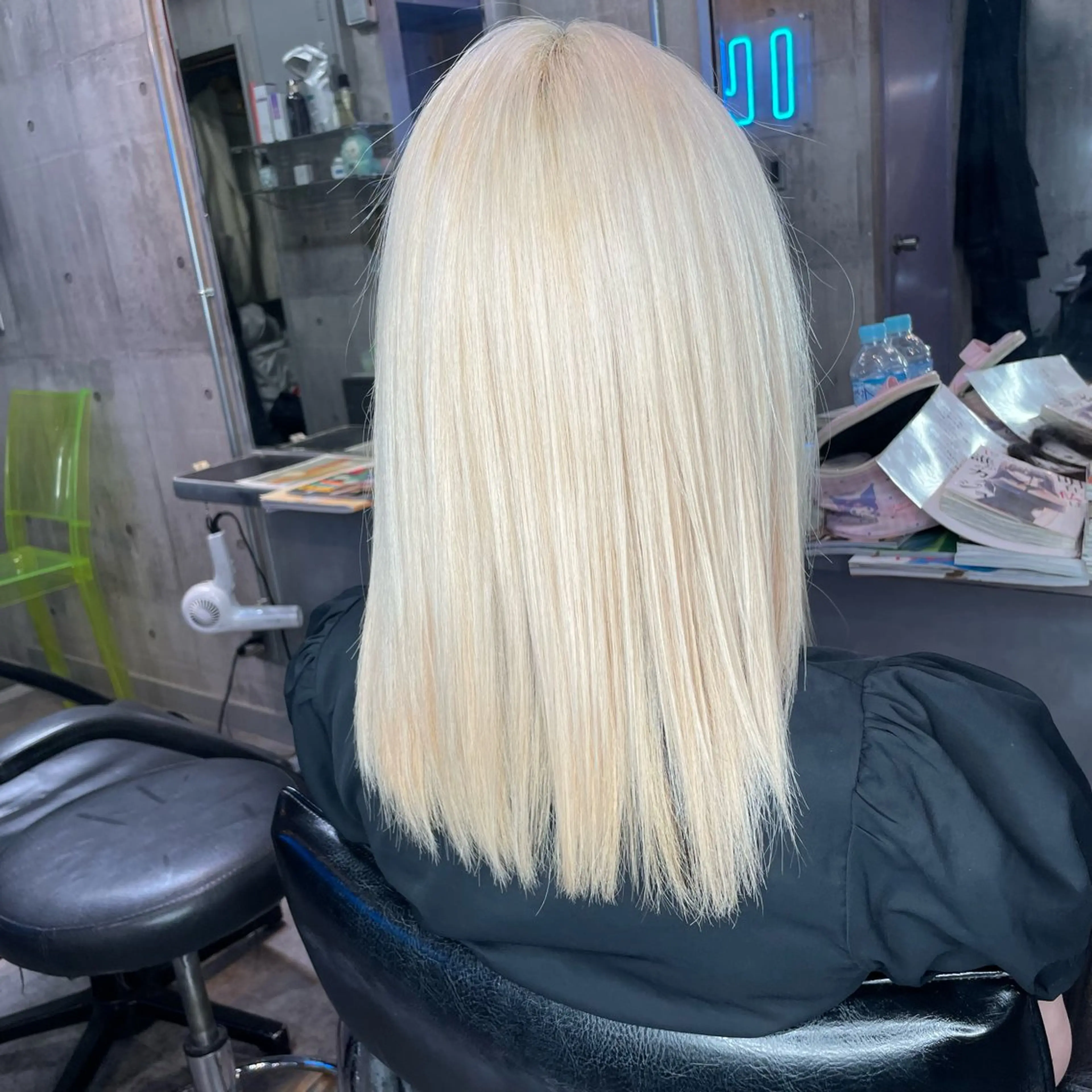 ミディアム カラー ホワイト&レイヤーカ ットエクステ長畠俊輔のヘアスタイル