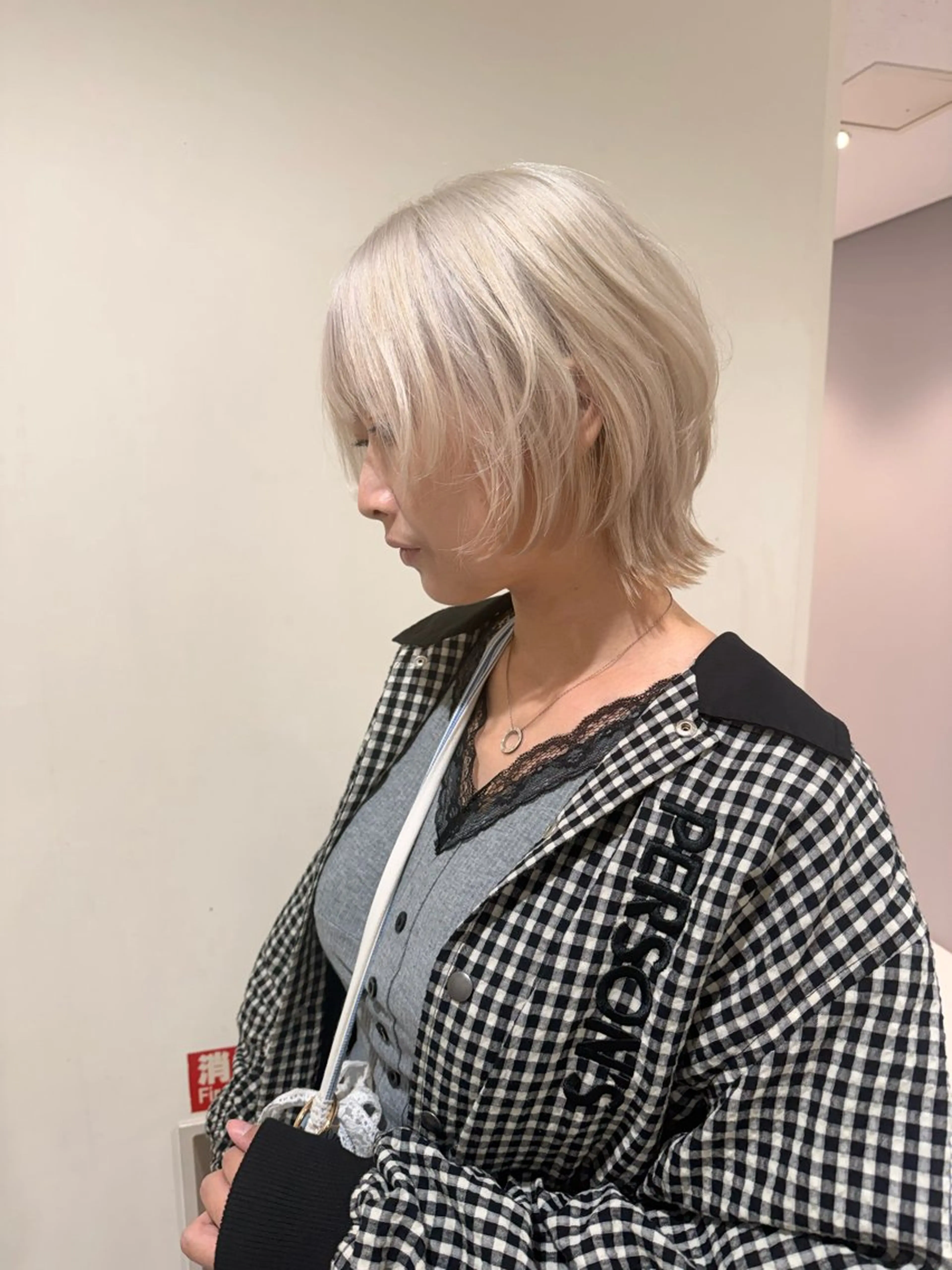 ミディアム カラー カット ヘアカラー トリートメント ハイトーンレイヤー 顔まわりSOTAのヘアスタイル