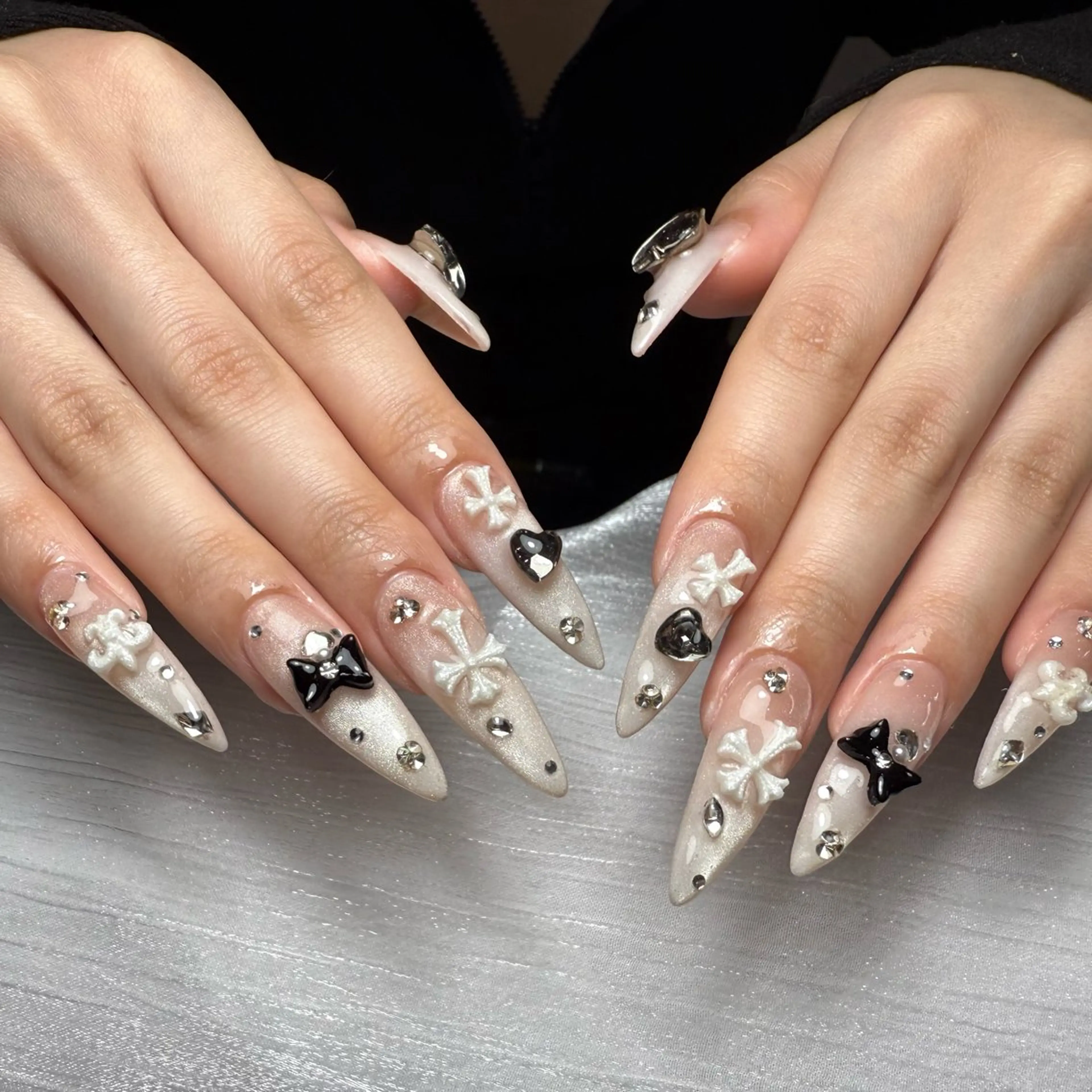 ネイル キラキラネイル マグネットネイル ぷっくりネイル 春ネイル ワンホンネイル ハンドネイル Lyna 池袋のネイルデザイン