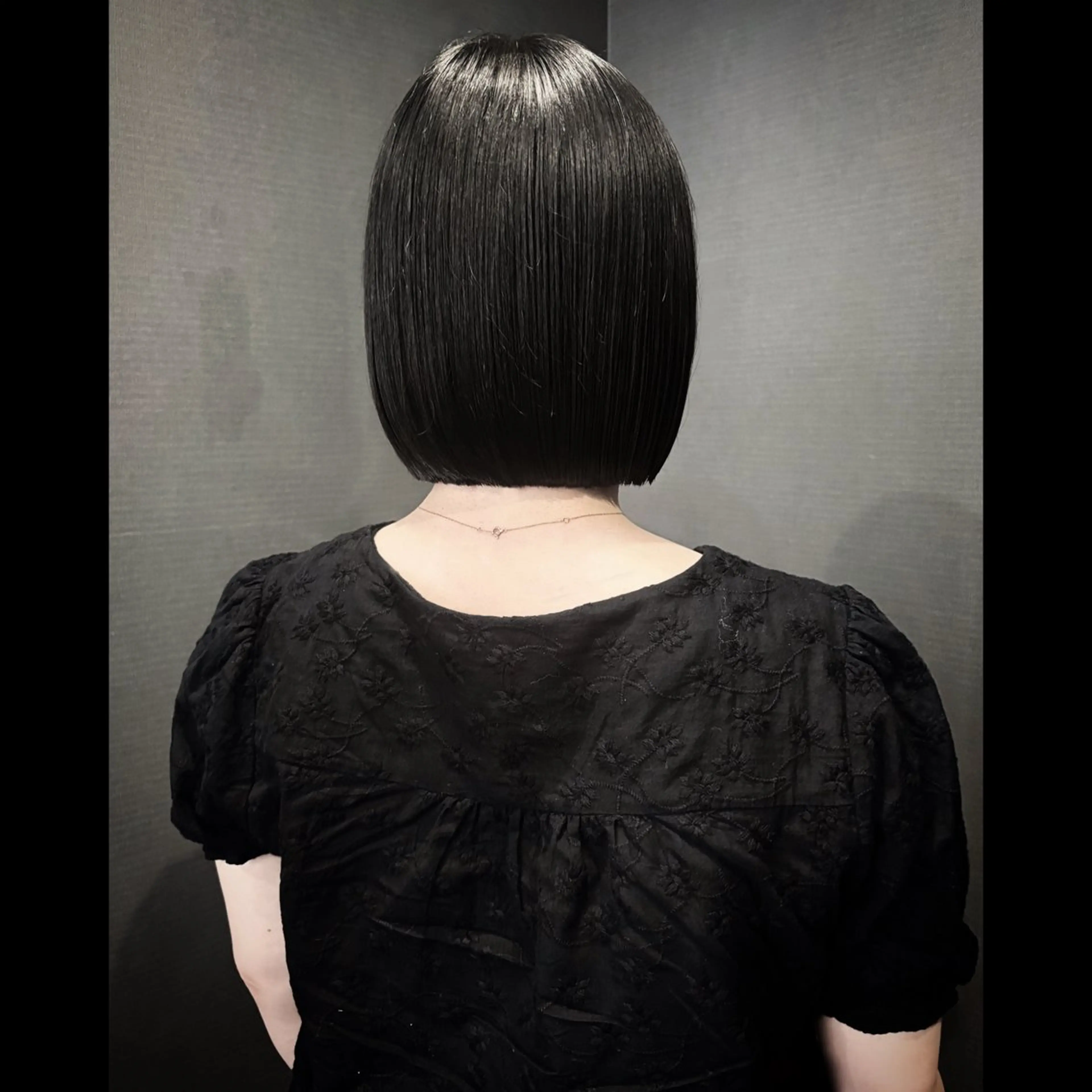 ミディアム 切りっぱなしボブ ボブ 彩名/透明感カラー/ レイヤーカットのヘアスタイル