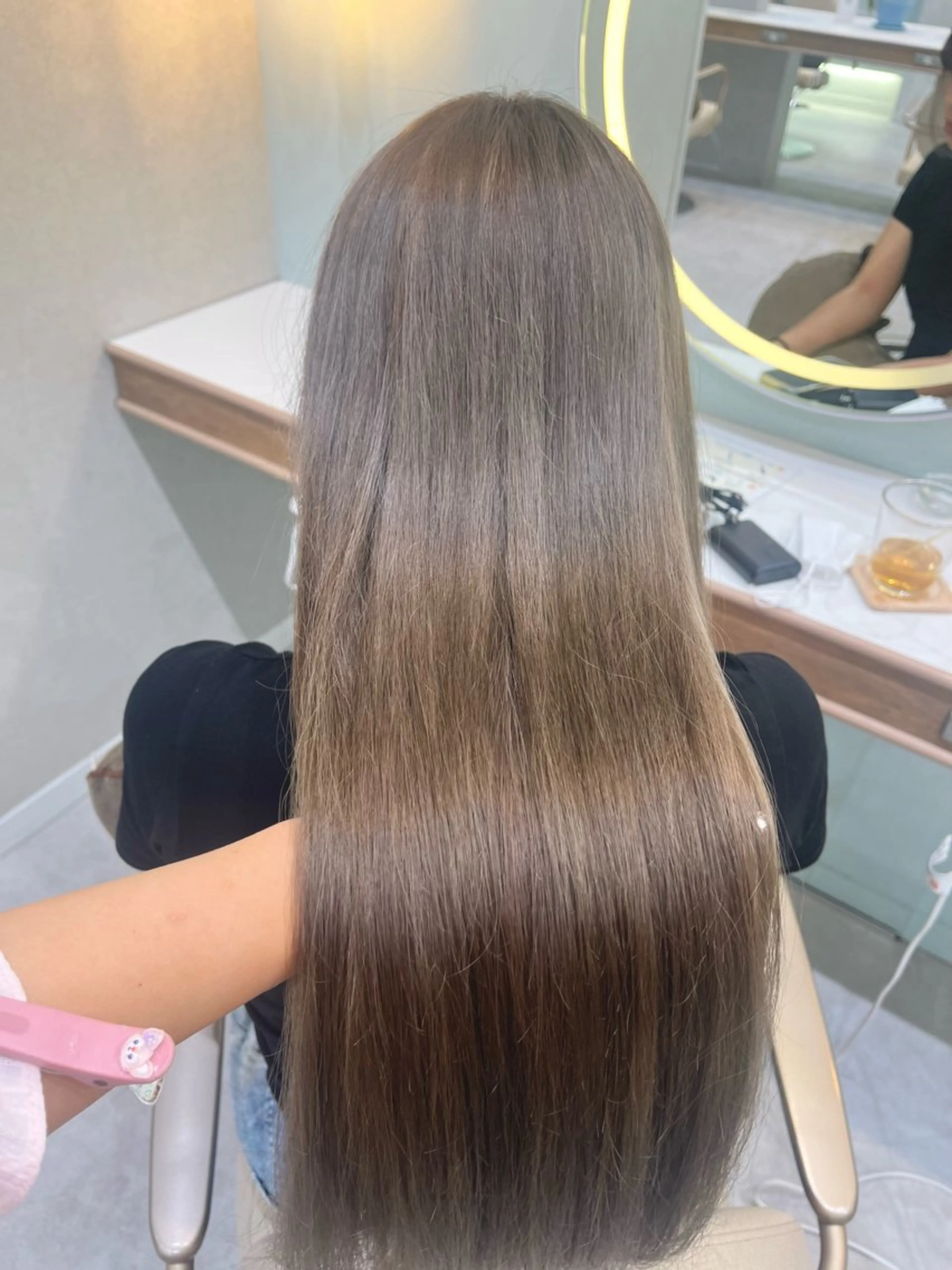 ロング カラー ベージュカラー ブリーチ 𝑴𝑰𝑨🎀赤髪 /ピンク/髪質改善のヘアスタイル