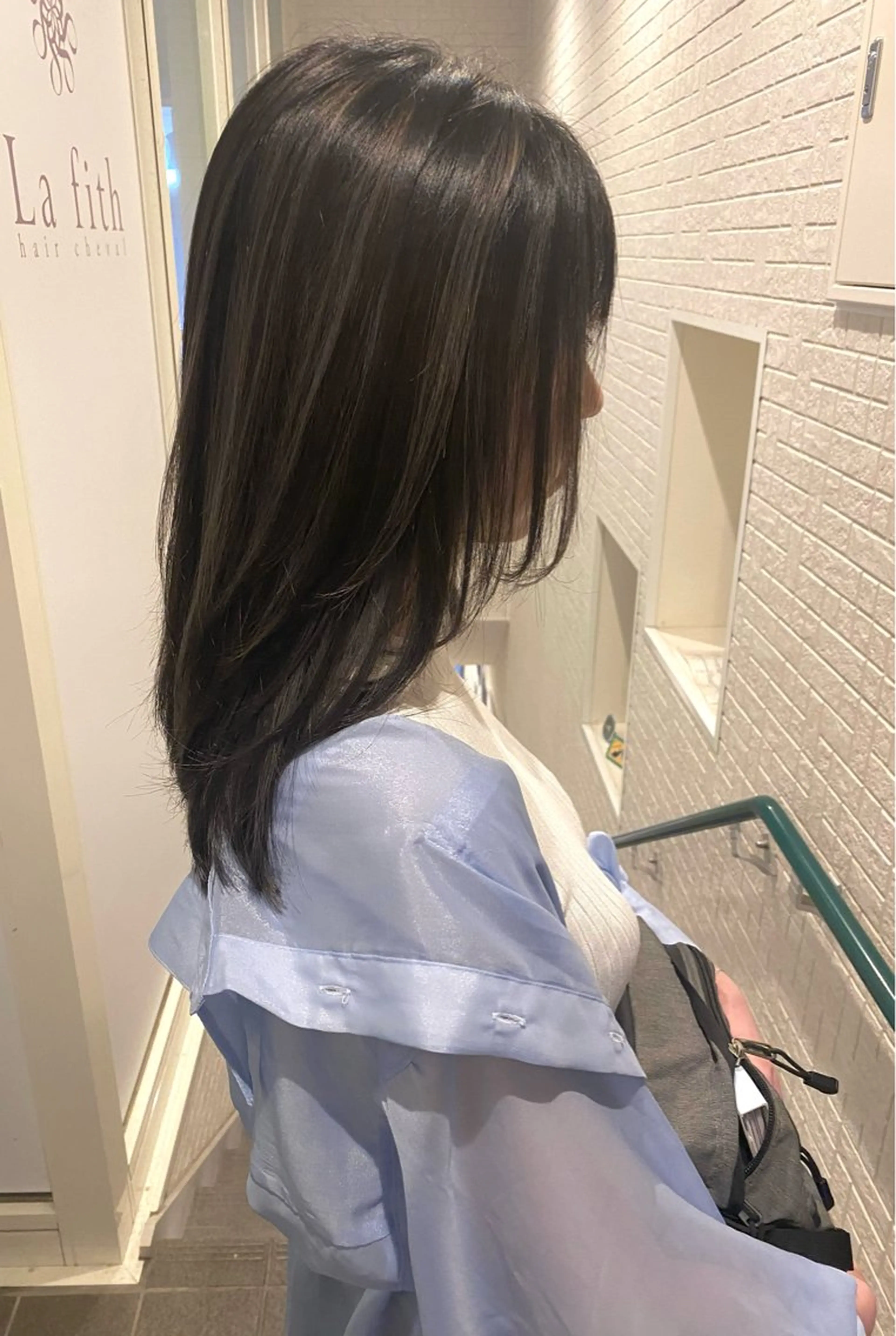 セミロング ハイライト カット ヘアカラー 井上 麻帆のヘアスタイル