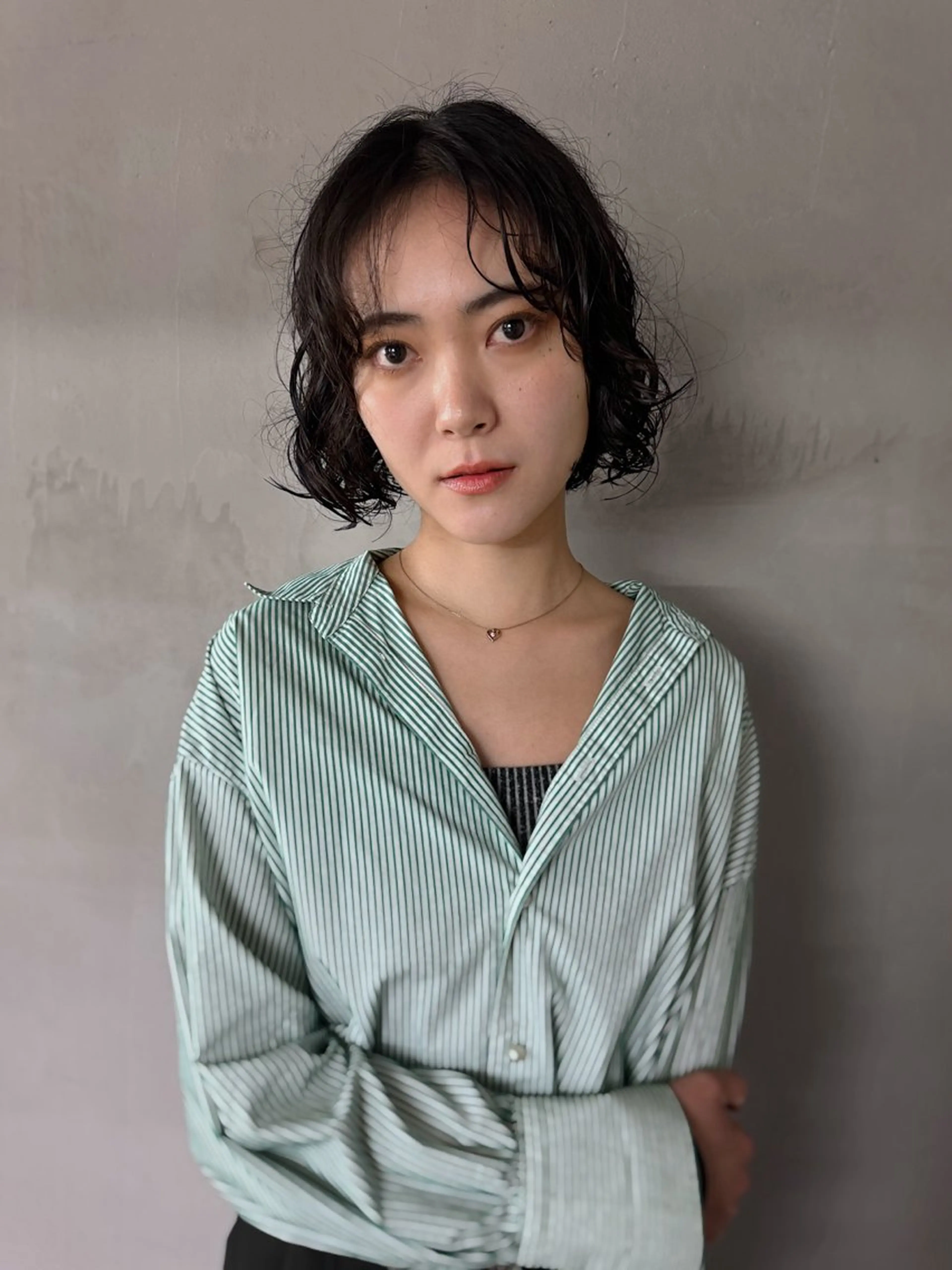 ミディアム パーマ アンブレラカラー ポイントカラーのヘアスタイル