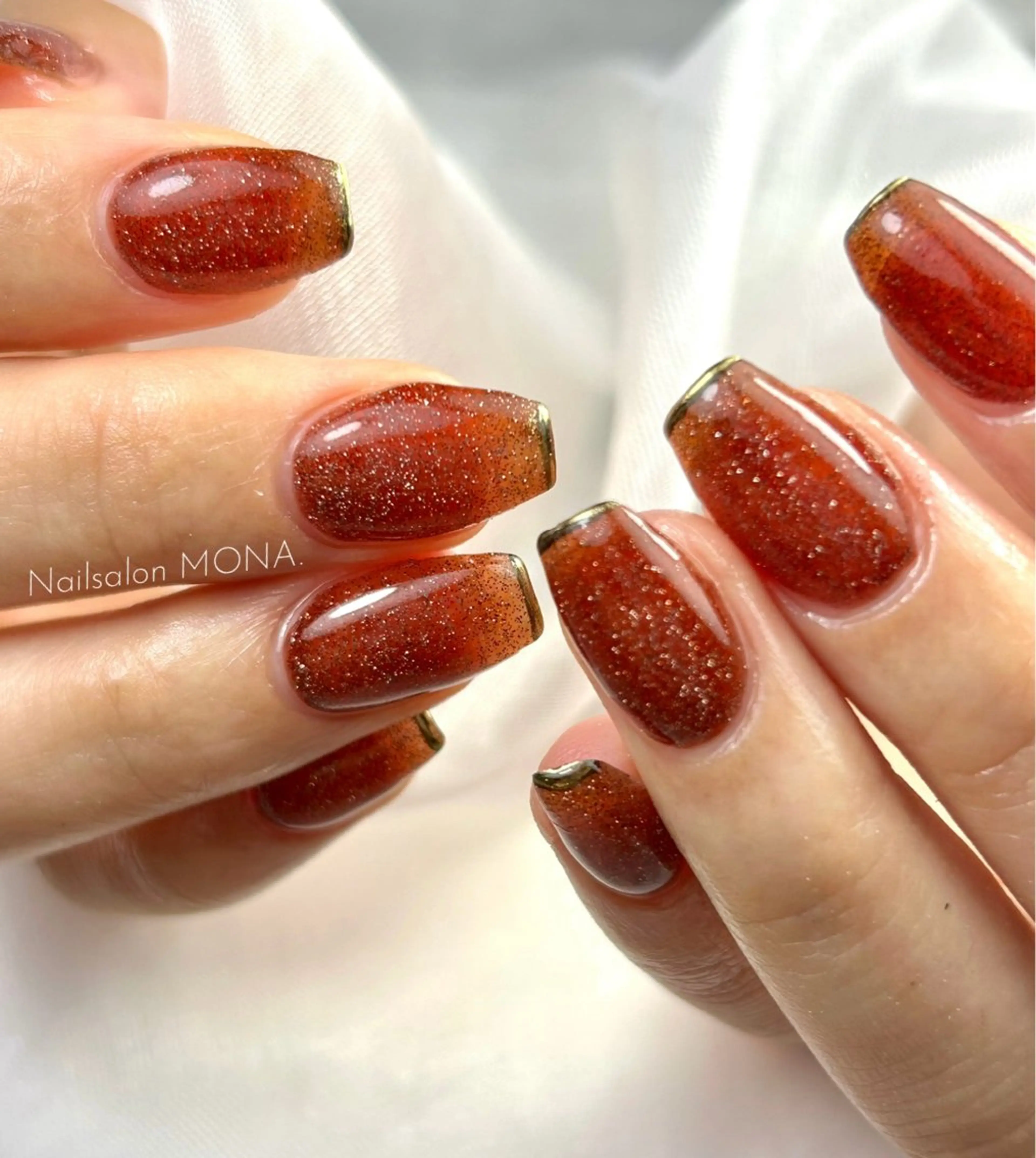ネイル フラッシュネイル フレンチネイル ゴールド 赤色 ハンドネイル Nailsalon MONA.のネイルデザイン