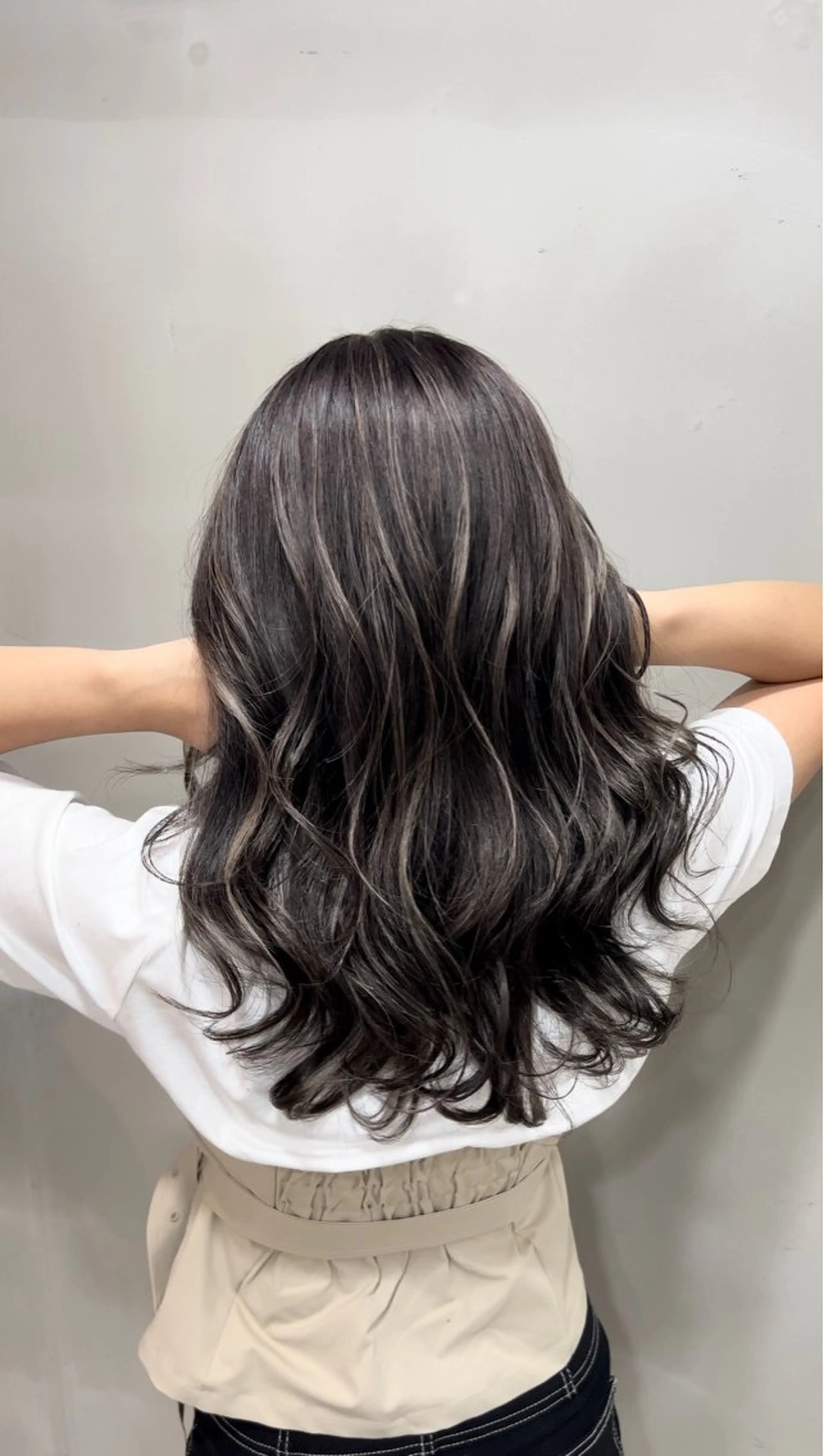 セミロング カラー リサ tonieのヘアスタイル