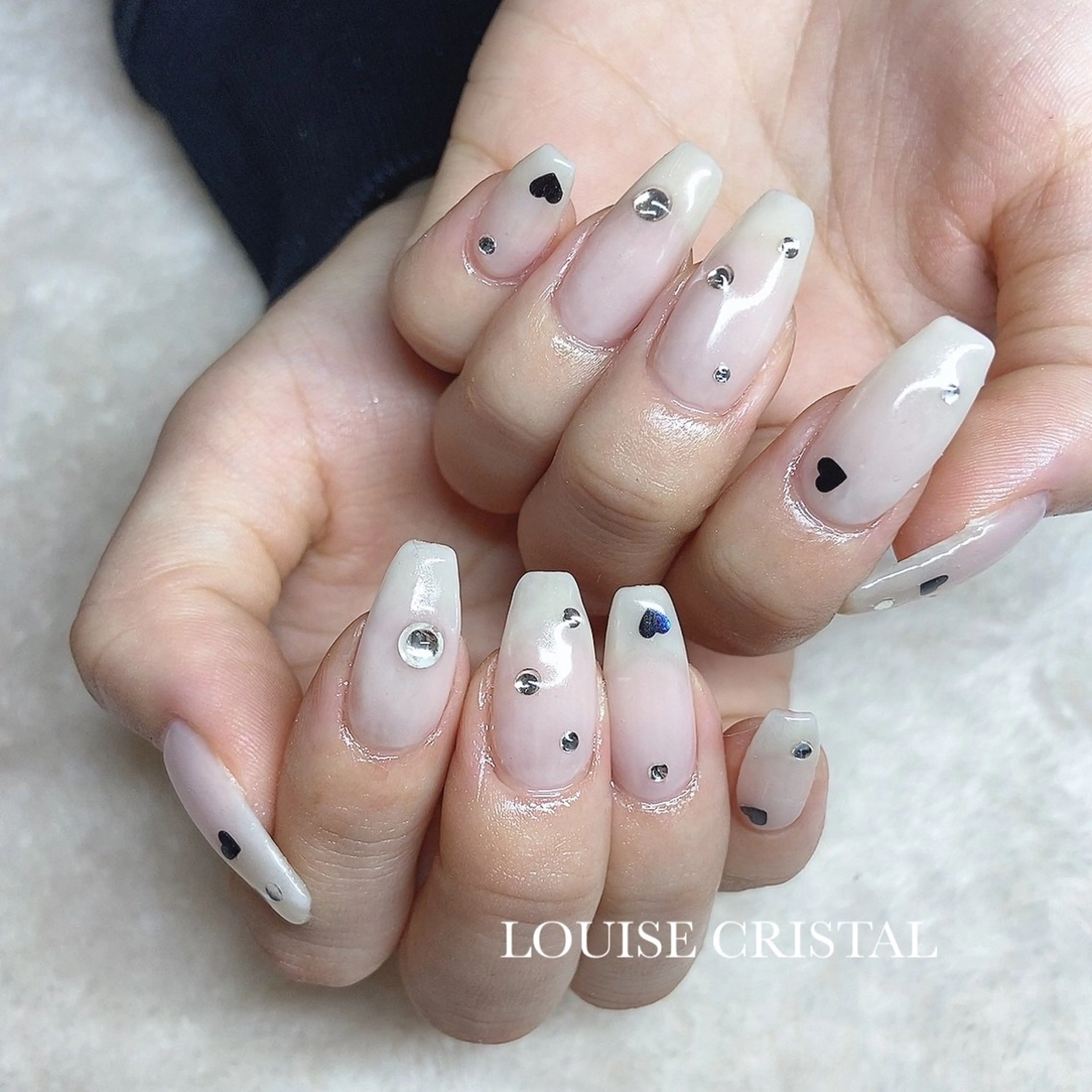 ネイル ホワイト ハンドネイル LOUISE CRYSTALのネイルデザイン