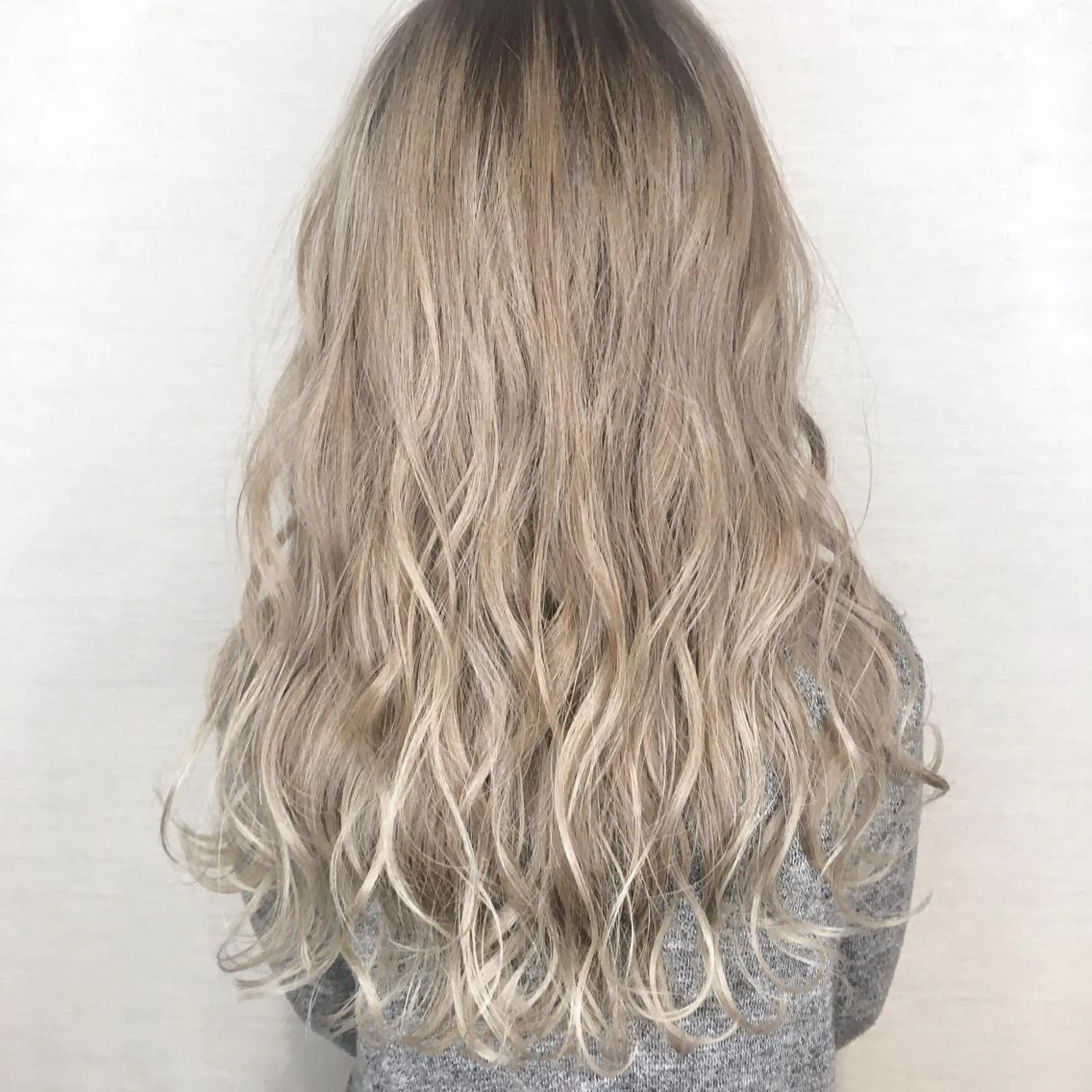 ロング ブリーチカラー💛 石川慧南のヘアスタイル