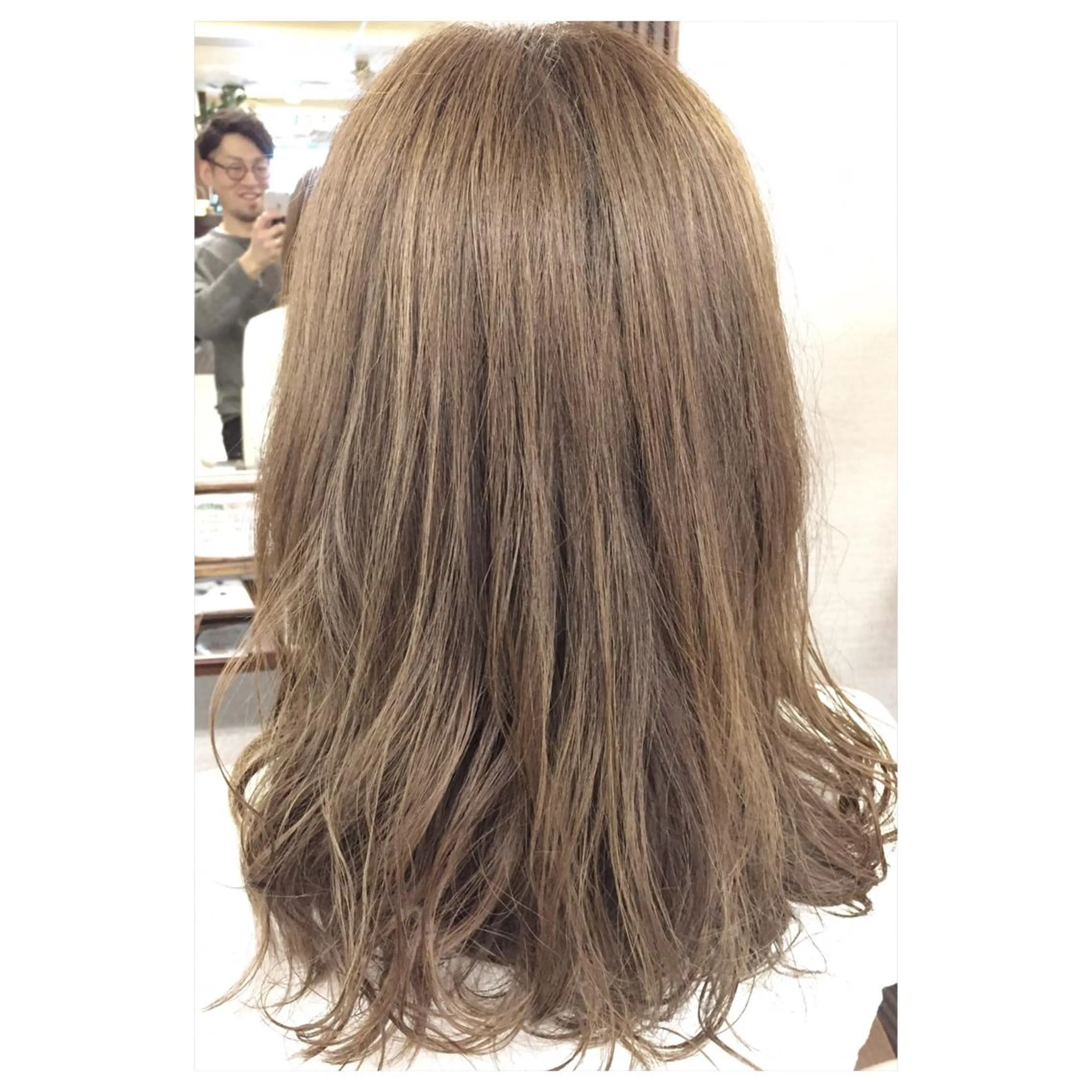 ロング カラー ベージュカラー ブリーチ ハイライトカラー ミルクティーベージュ ハイライト パーソナルカラー診断 できます　木曽　主博のヘアスタイル