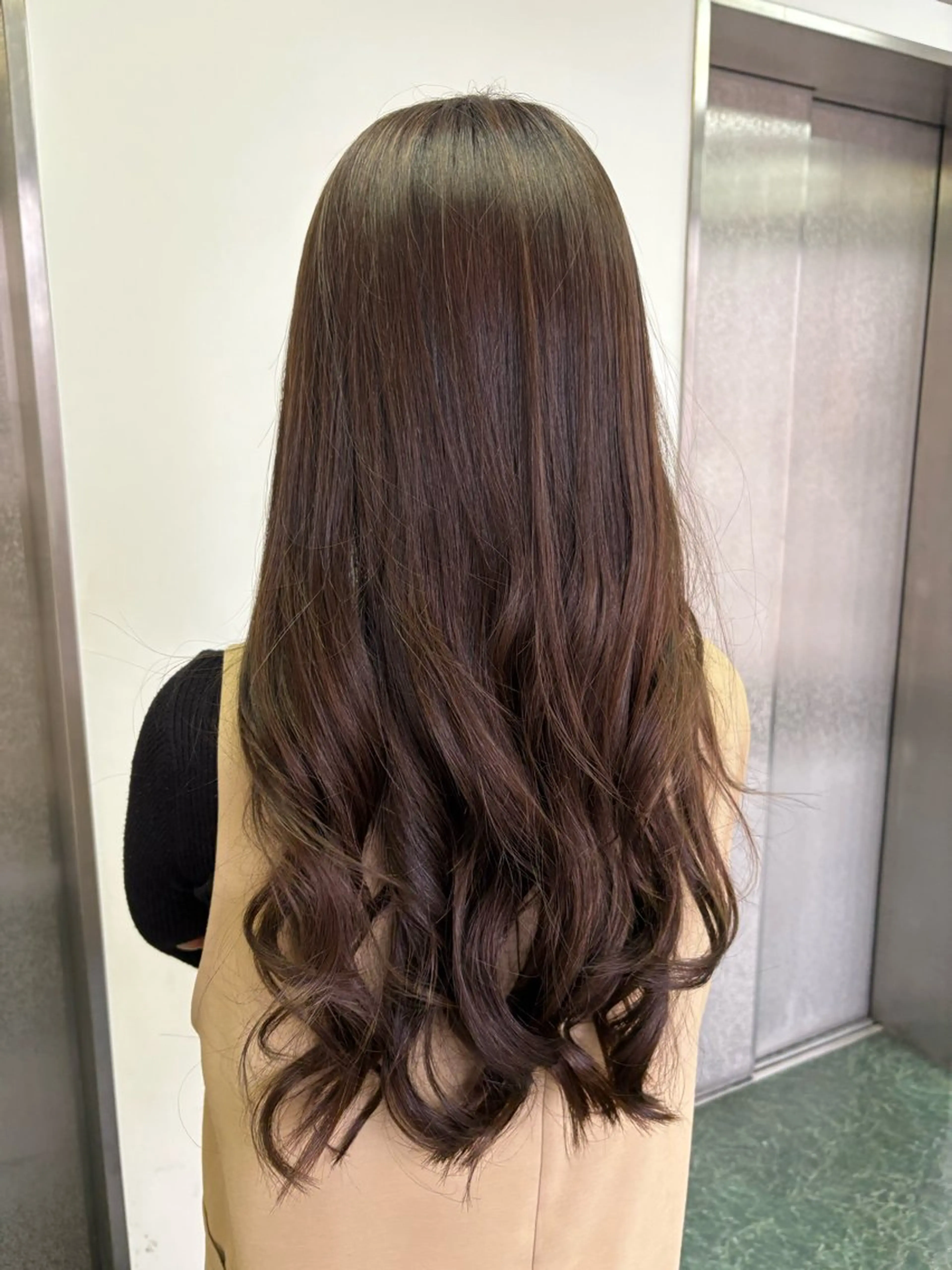 ロング カラー アッシュ ベージュカラー ブリーチ 透明感カラー ブリーチなしカラー ヘアカラー saya （サヤ）のヘアスタイル