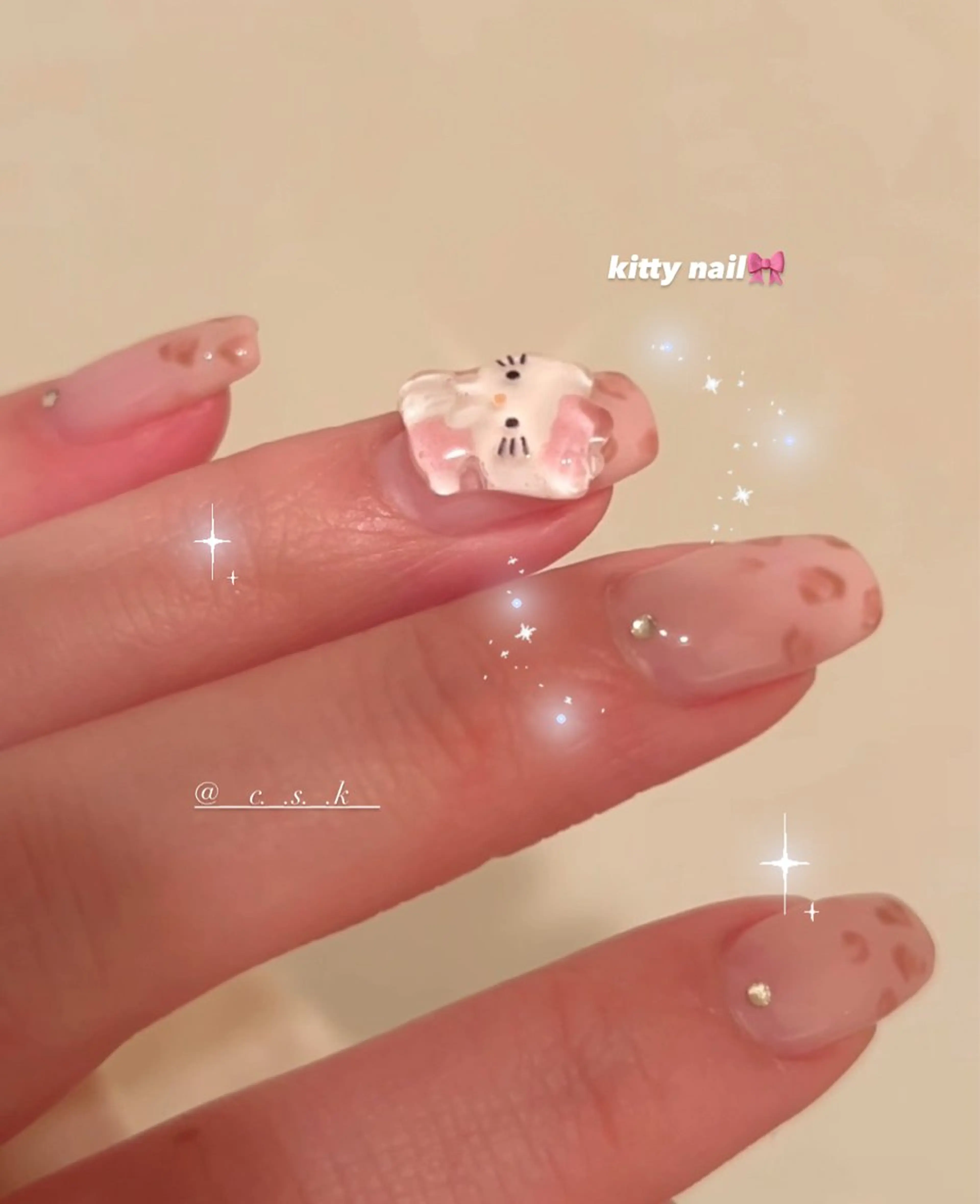 ネイル アニマル柄 ストーンネイル ハンドネイル 🎀チーク/ちゅるん 🫧chisa🎀のネイルデザイン