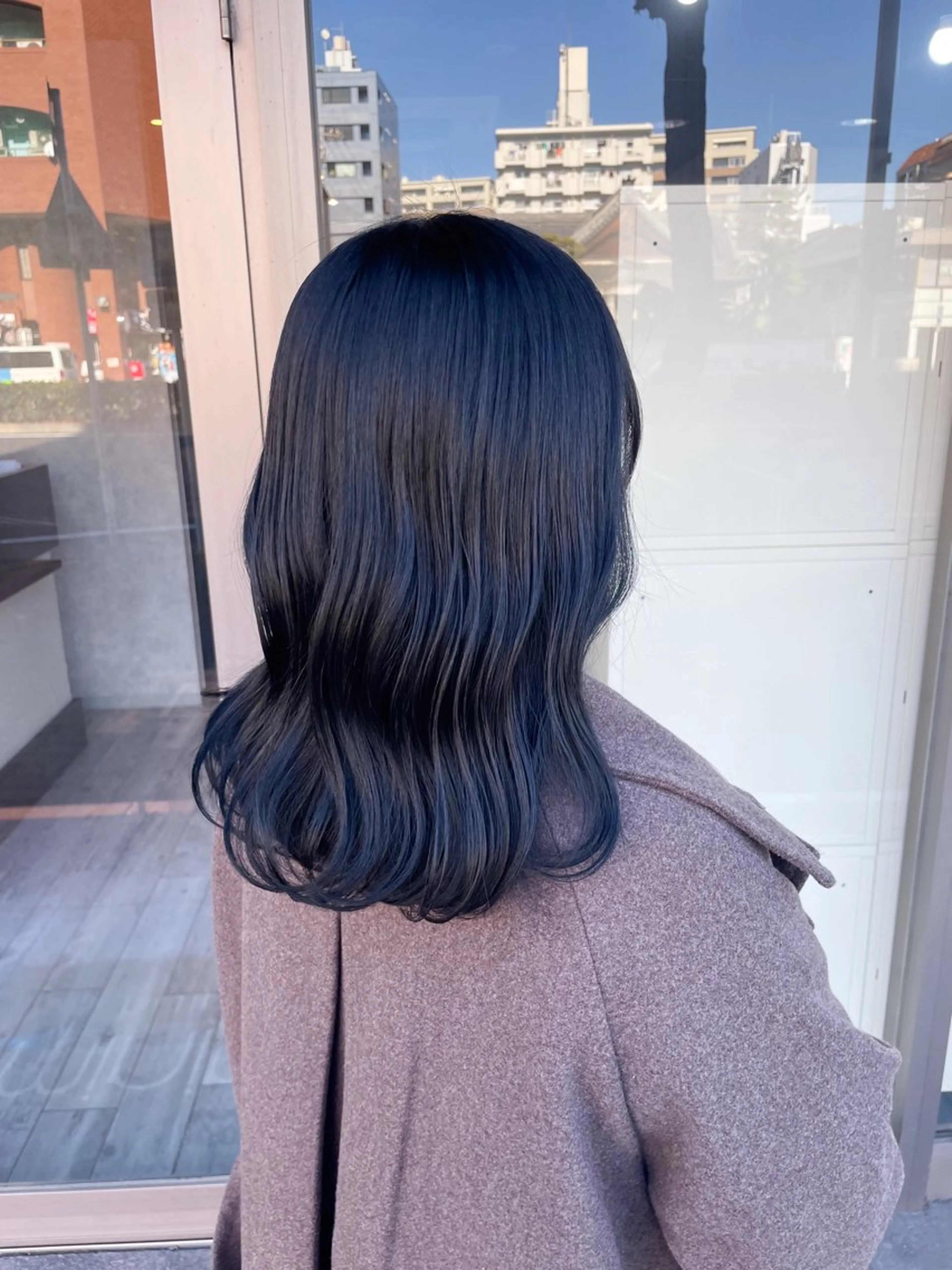 ミディアム カラー 黒髪 ブルーカラー ブルーブラック カット ヘアカラー トリートメント イワタ マハ/ minim hairのヘアスタイル