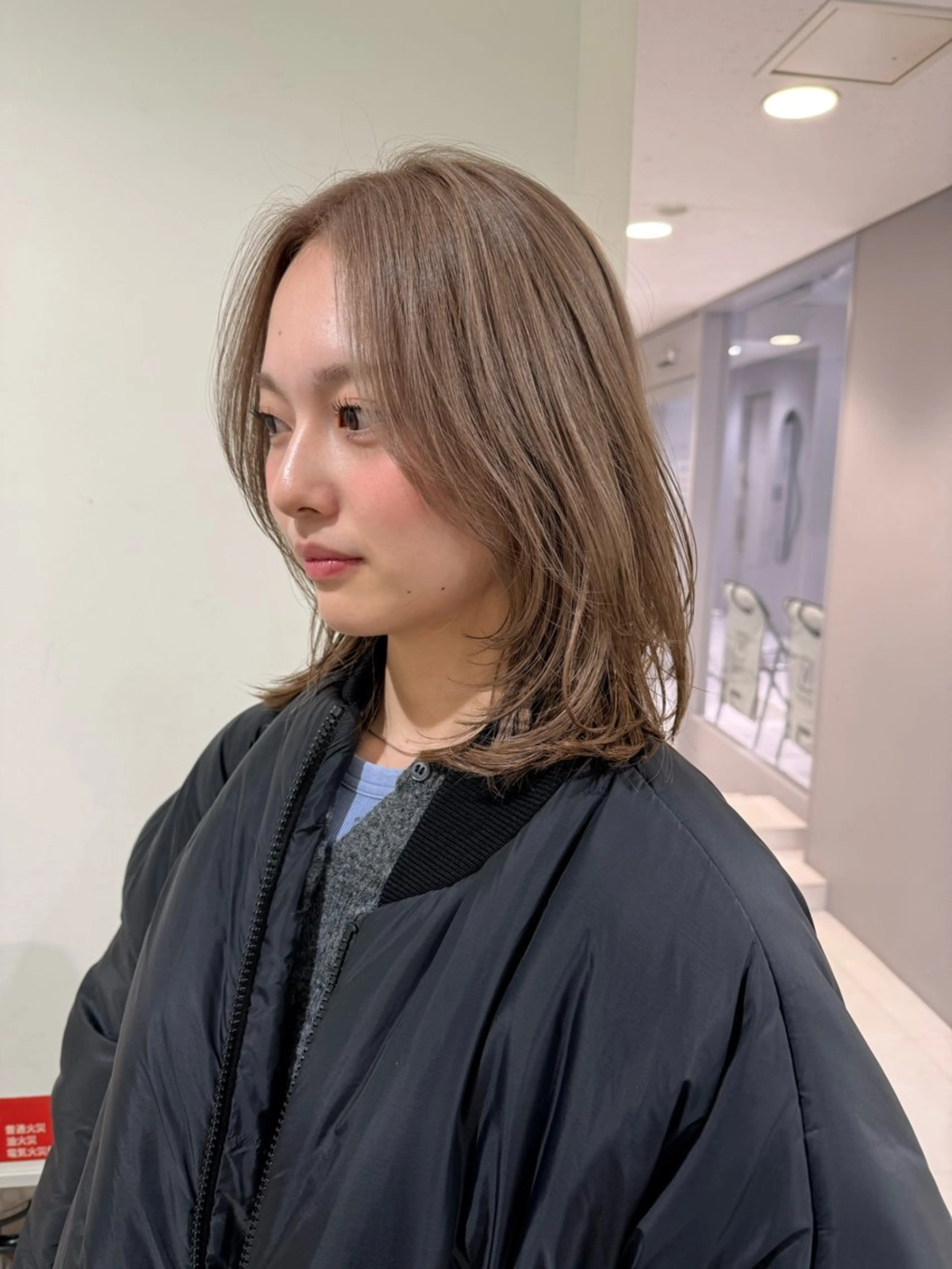 ミディアム カラー ベージュカラー ミルクティーベージュ ハイトーンレイヤー 顔まわりSOTAのヘアスタイル