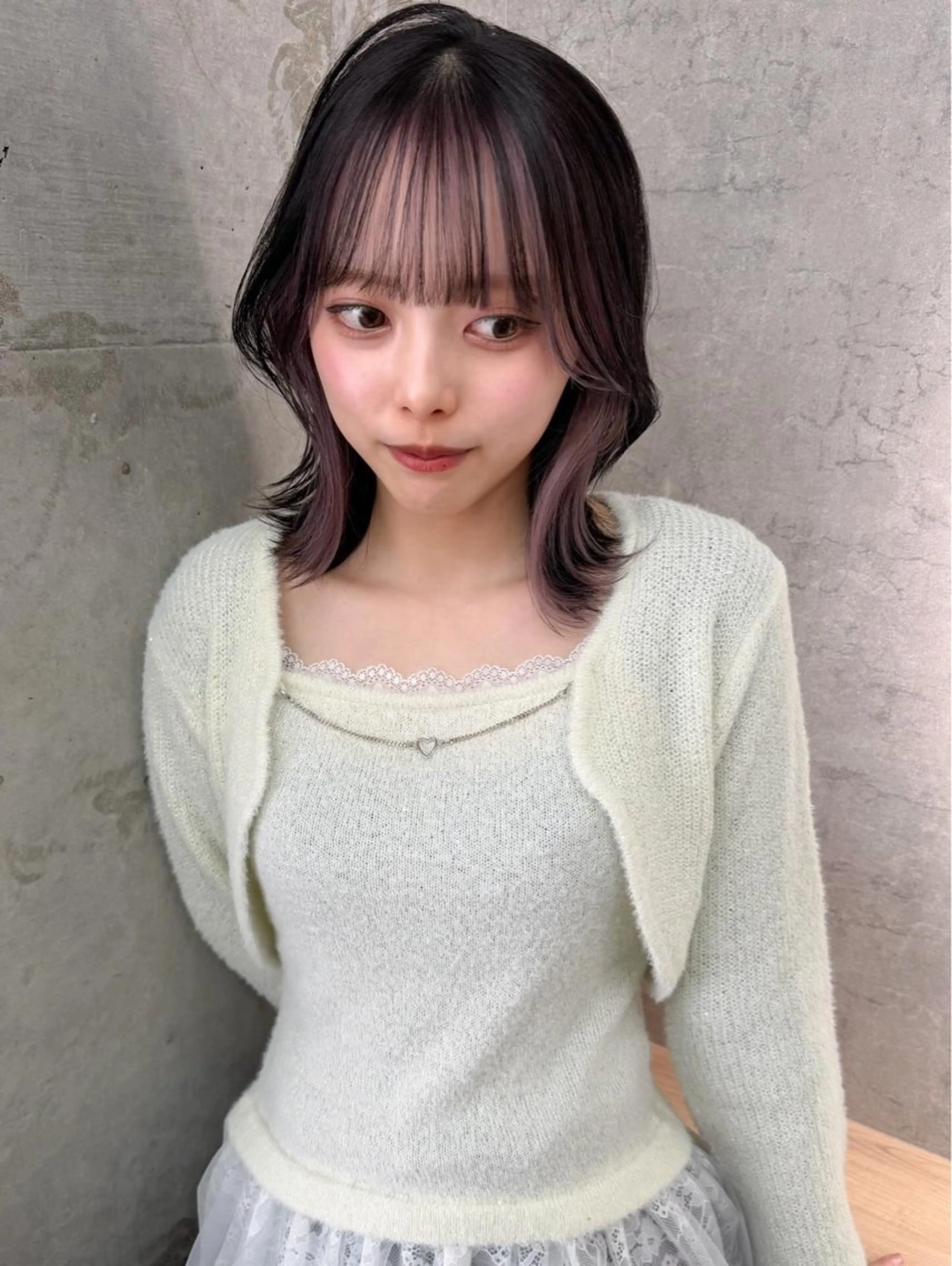 ミディアム カラー ブリーチ デザインカラー インナーカラー ピンクカラー くびれヘア カット ヘアカラー ブリーチ/ベージュ 💕/momoaのヘアスタイル