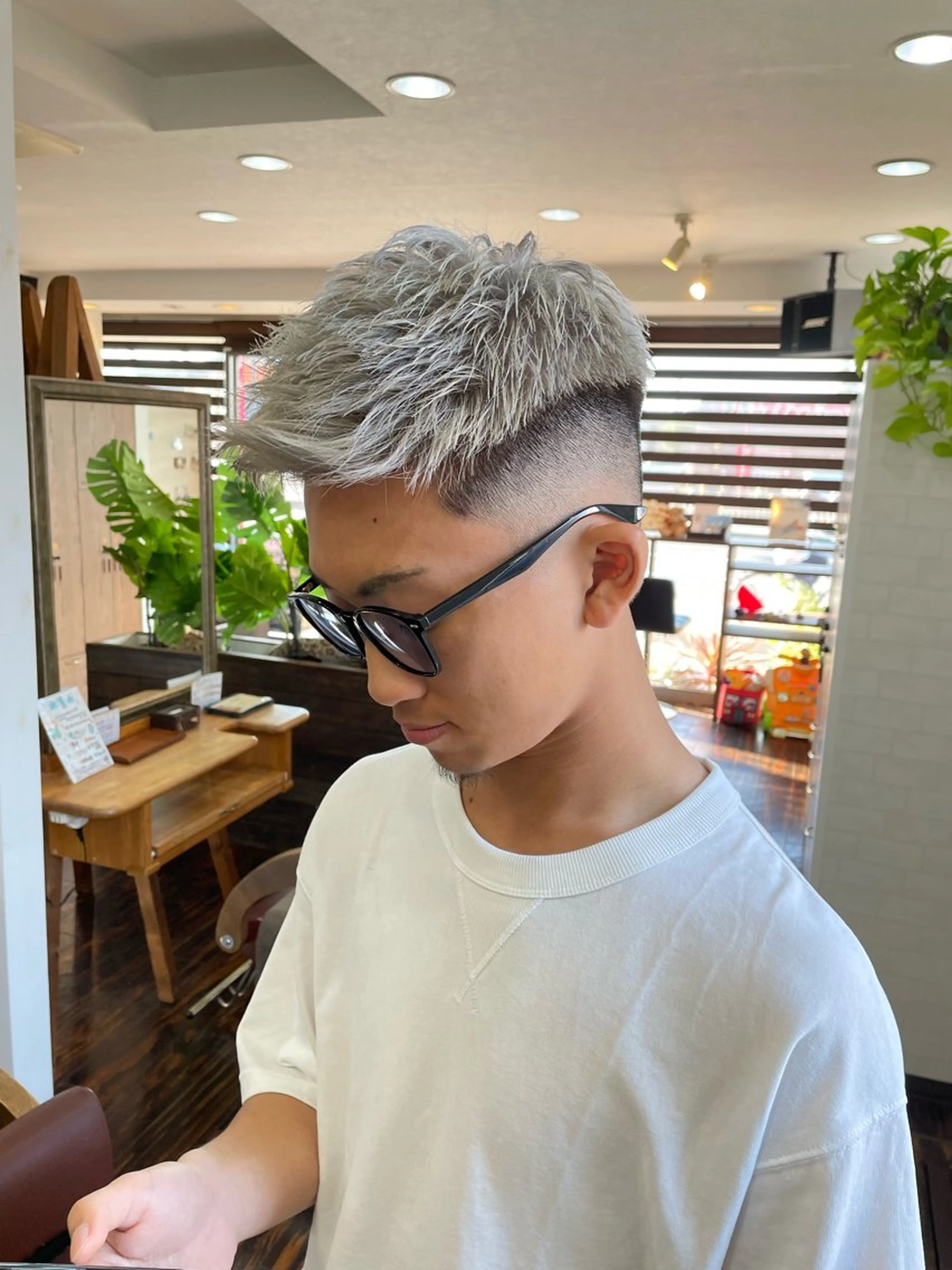 ショート カラー メンズ フェードカット メンズハイトーン グレージュ ハイトーンカラー ハイトーングレージュ カット ヘアカラー 堀一樹/ メンズヘア/パーマのヘアスタイル