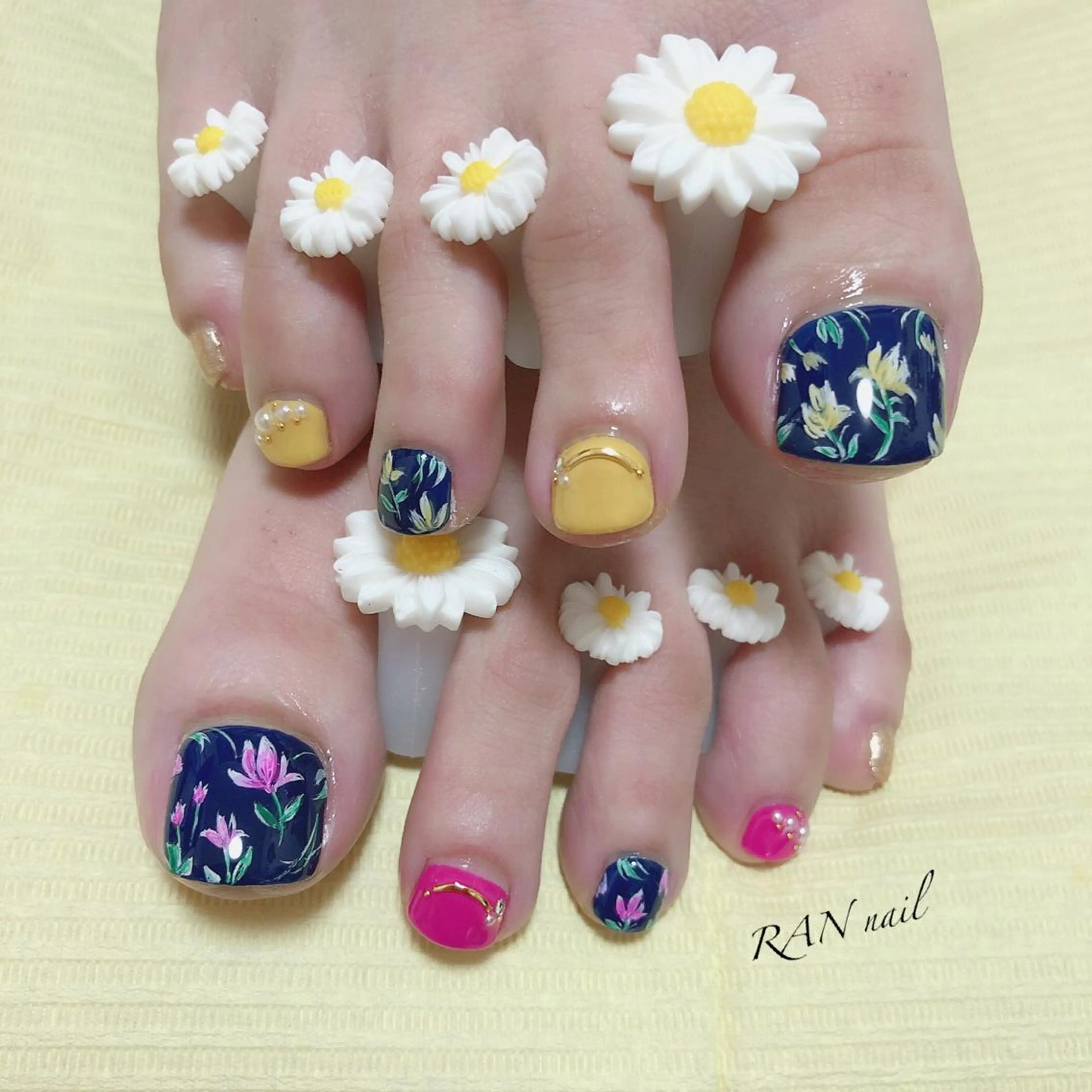 ネイル フラワーネイル ピンク 黄色 ハンドネイル フットネイル RAN nailのネイルデザイン