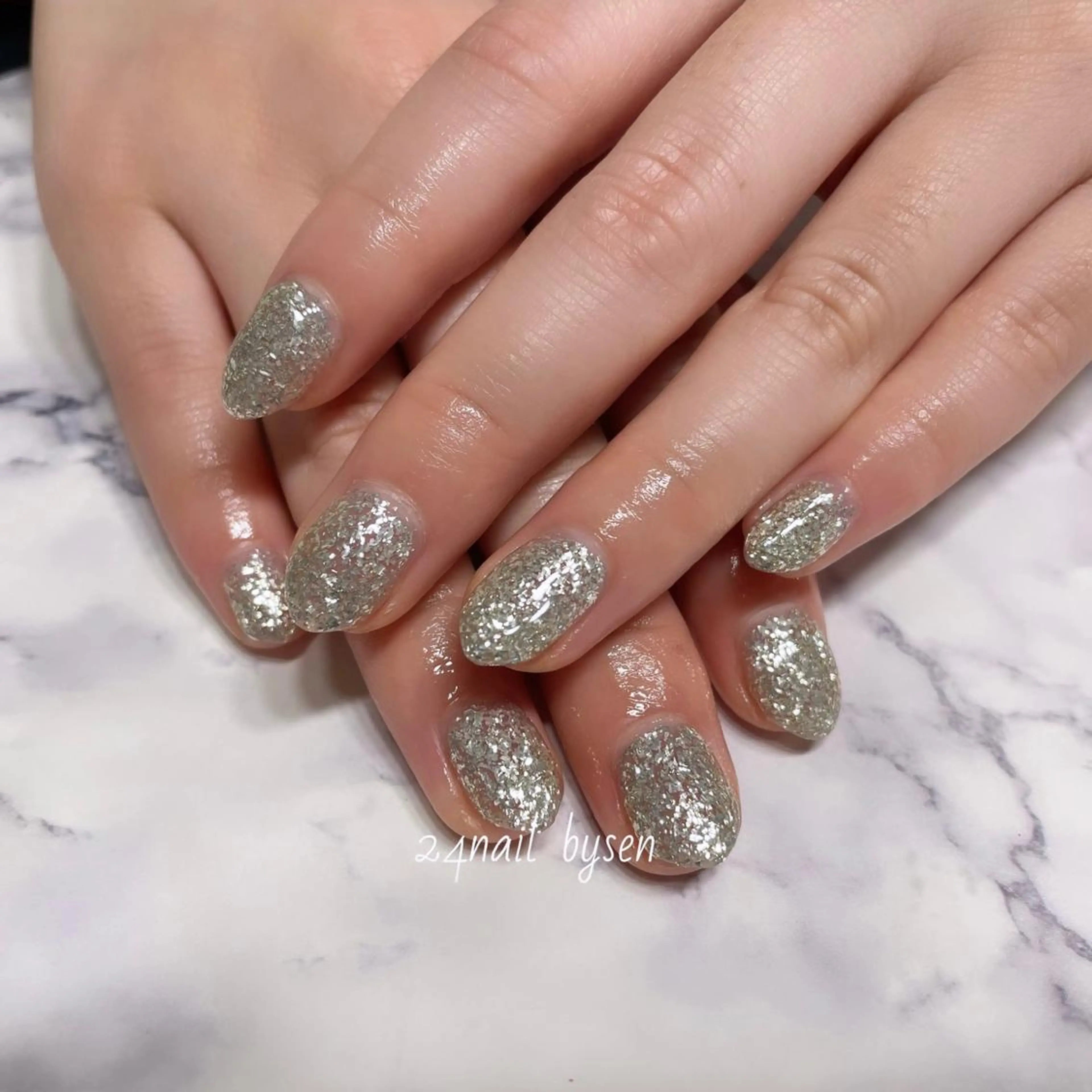 ネイル ラメ(グリッター) ワンカラーネイル シルバー Atelier by 24nail/Ayaのネイルデザイン