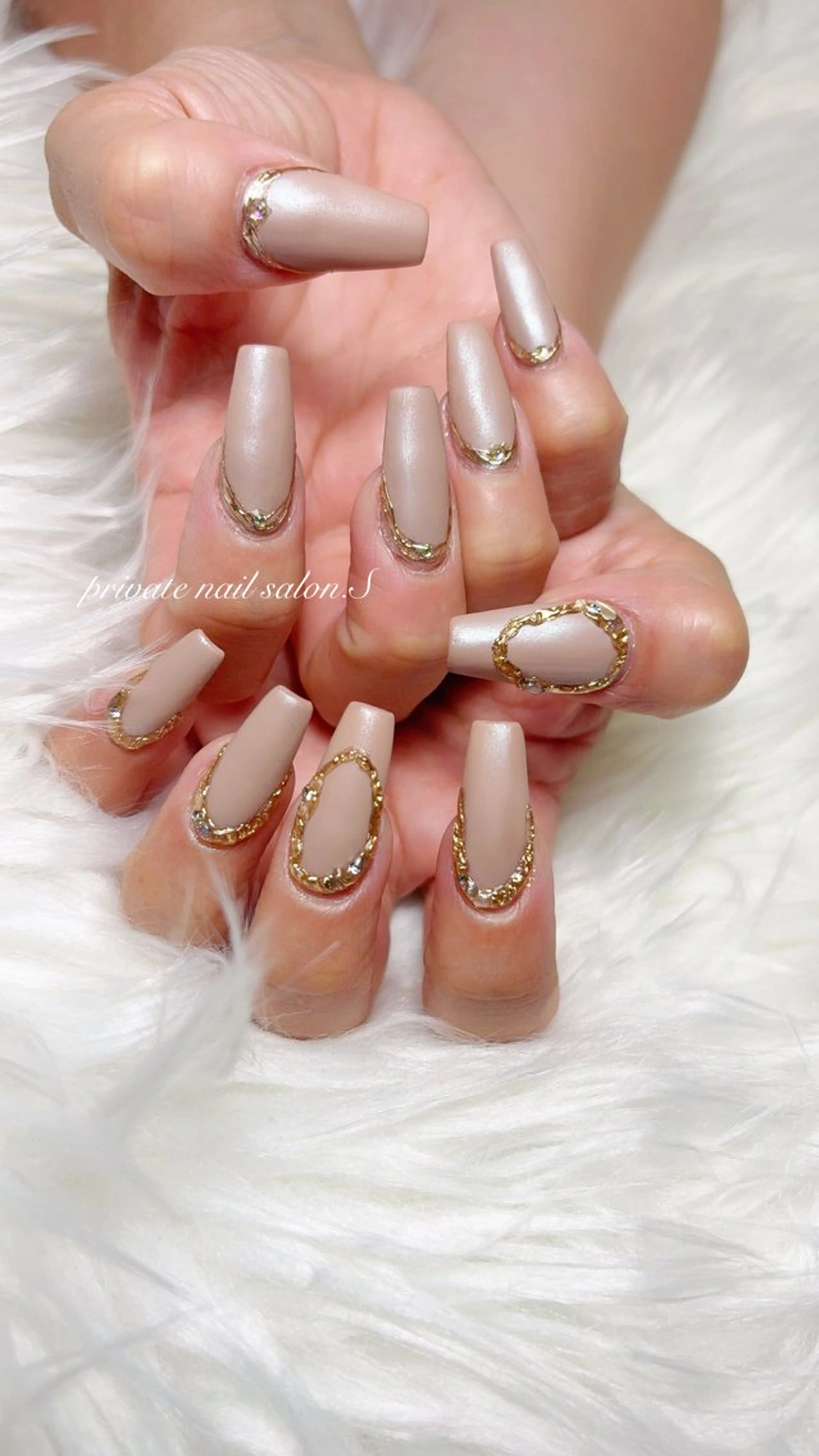 ネイル アートネイル ジェルネイル ゴールド マットネイル 持ち込み ハンドネイル 関山 志乃のネイルデザイン