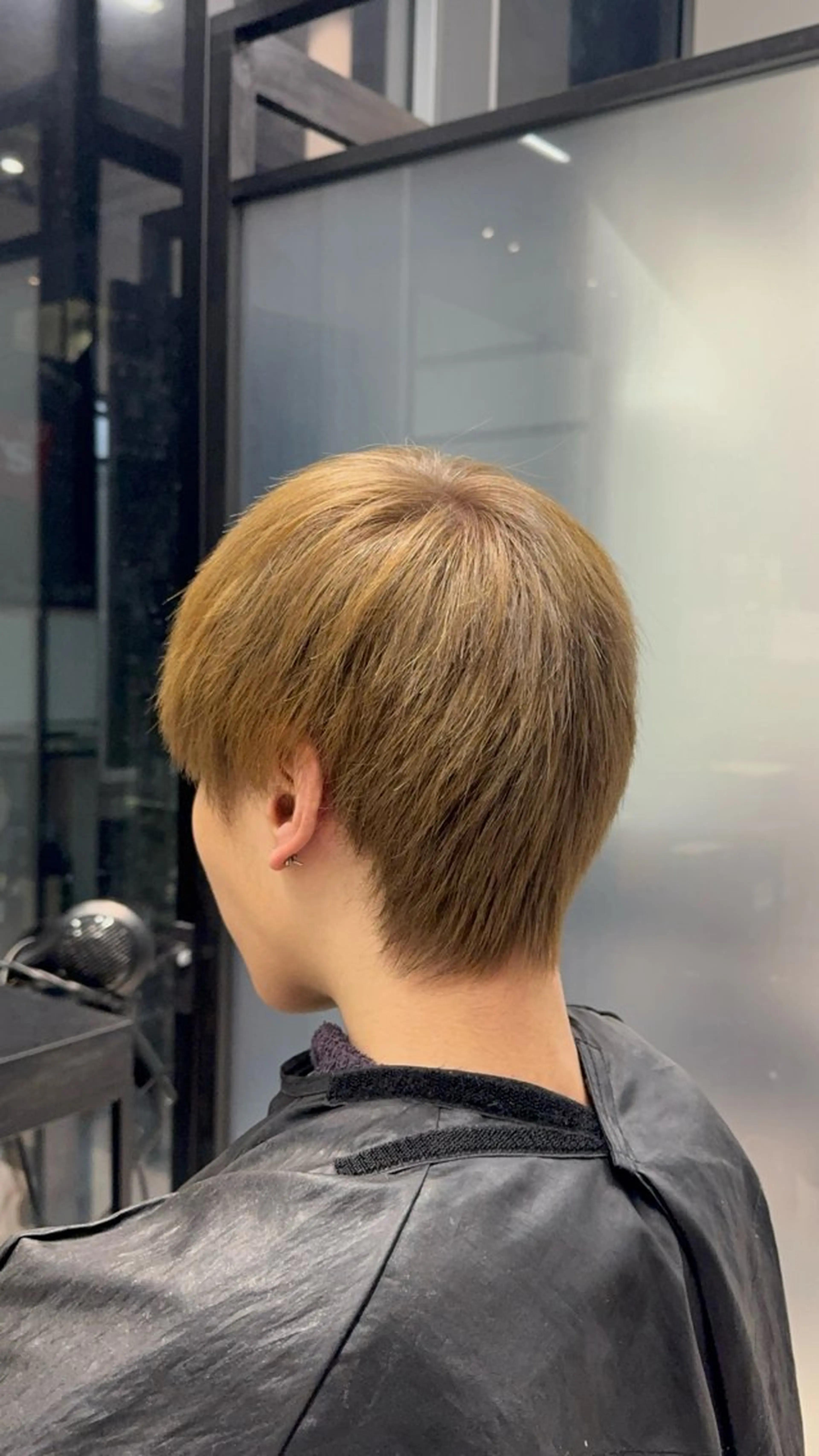 ショート カラー メンズ ベージュカラー ミルクティーベージュ ヘアカラー STELLA所属・メンズ特化美容師 tassyのヘアスタイル