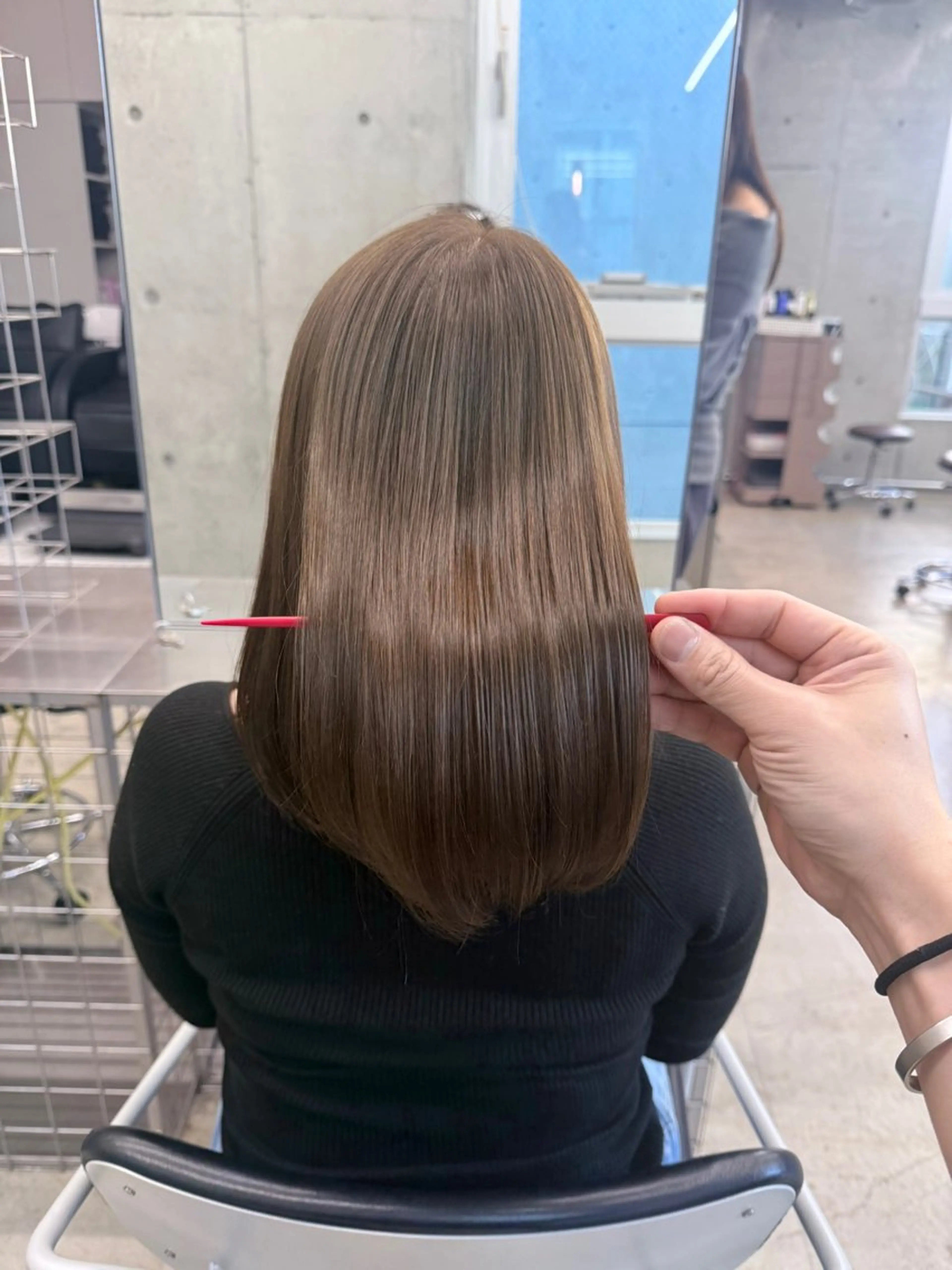 ロング カラー ロングレイヤー アッシュ ベージュカラー ブリーチ 透明感カラー カット 縮毛矯正 トリートメント 誰より丁寧なカット/ 小林輝/レイヤーのヘアスタイル