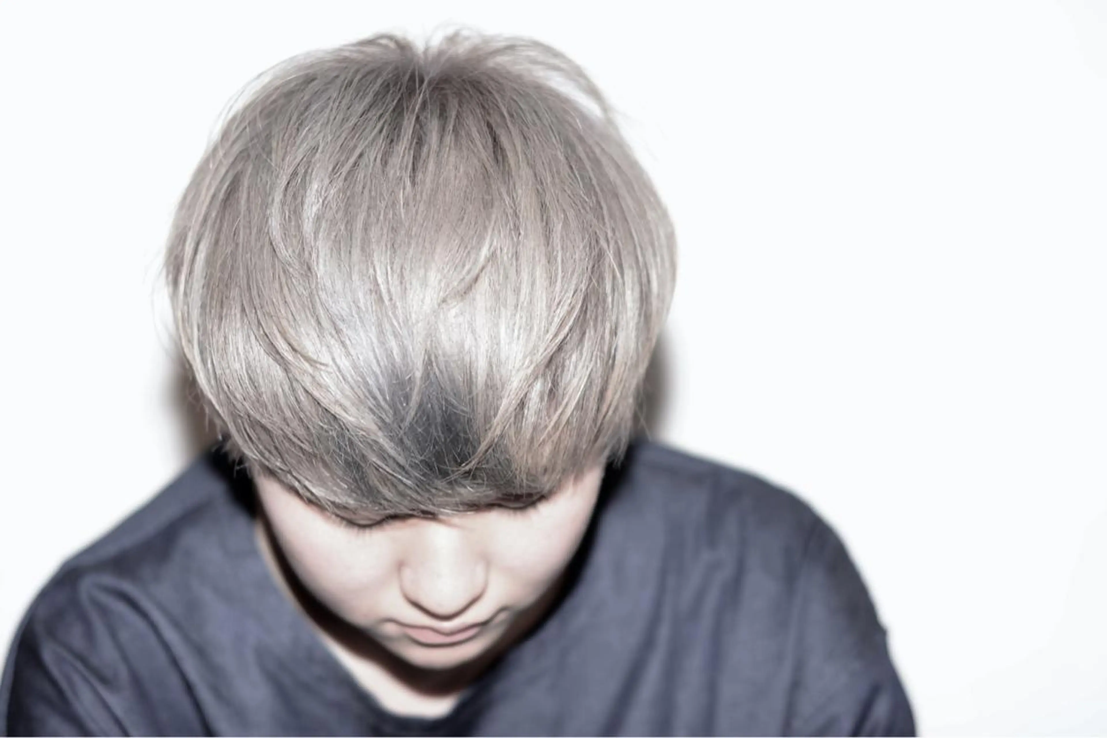 カラー ブリーチ ハイトーンカラー ネイビーカラー シルバー ケアブリーチ特化🍀 ハイライトOK寛也のヘアスタイル