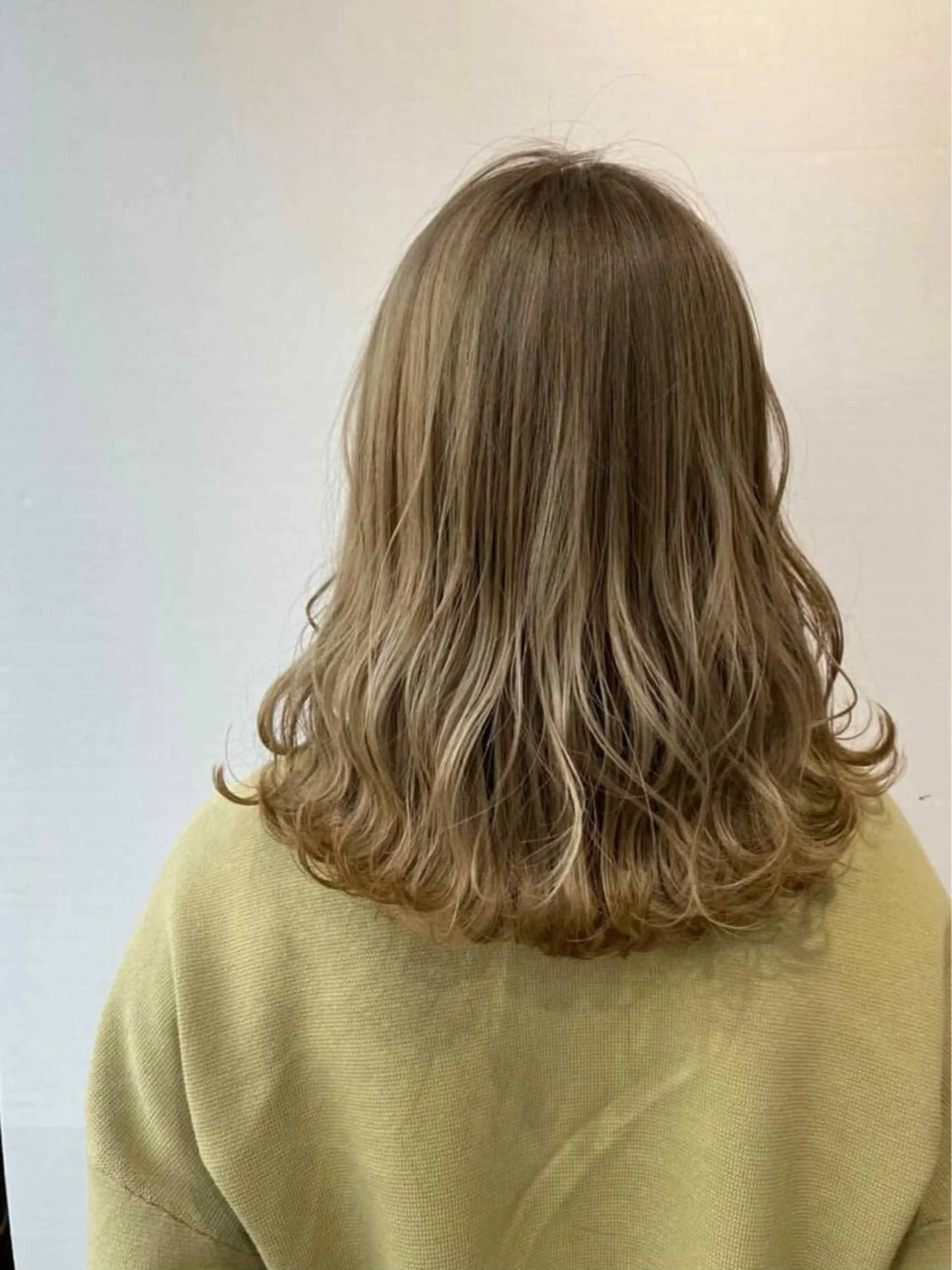 ロング カラー ベージュカラー グラデーションカラー ミルクティーベージュ イエローカラー ヘアカラー SHOEI 【nero】のヘアスタイル