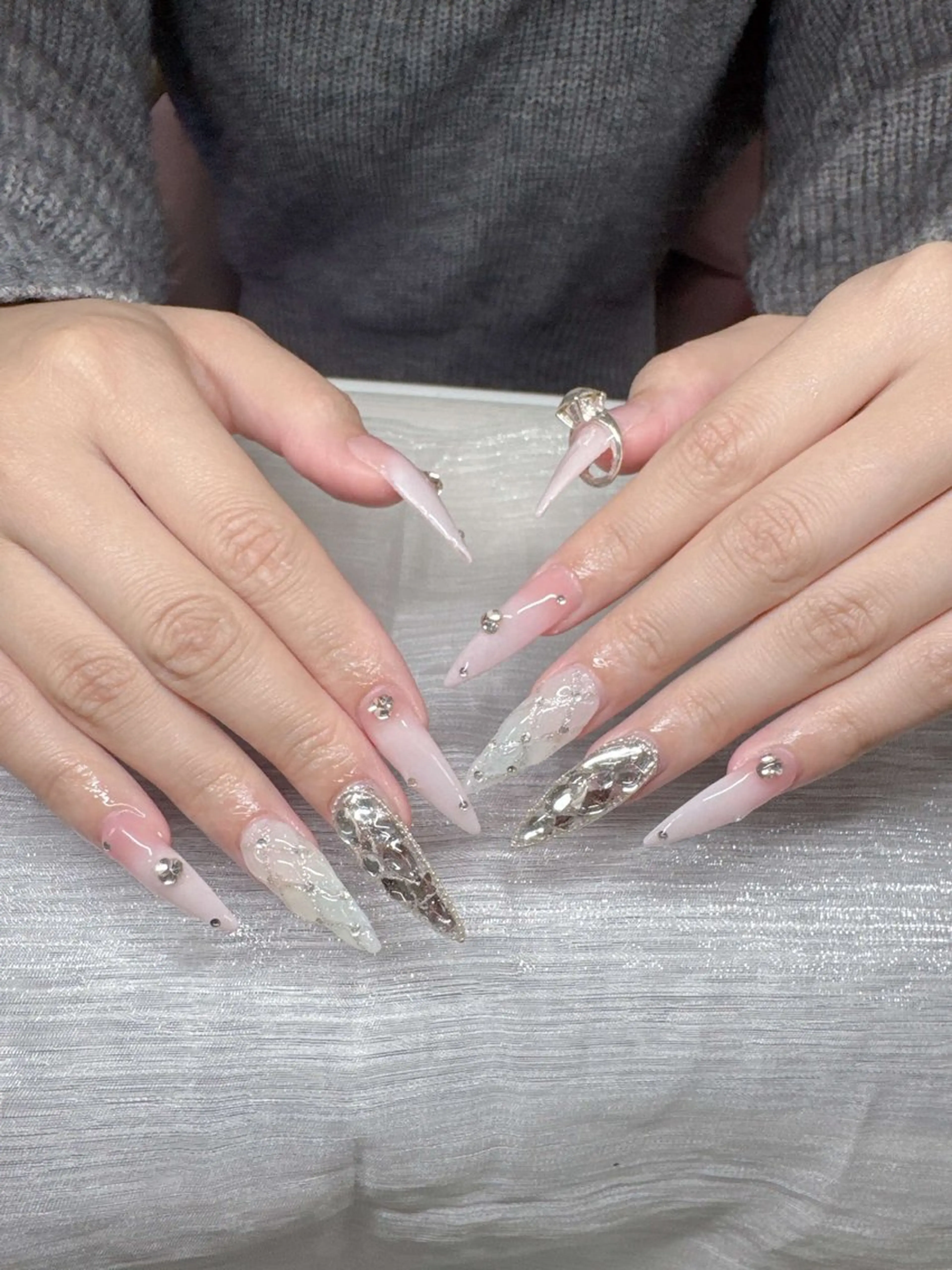 ネイル 長さ出し グラデーション 卒業式 キラキラネイル マグネットネイル Lee Nailsのネイルデザイン