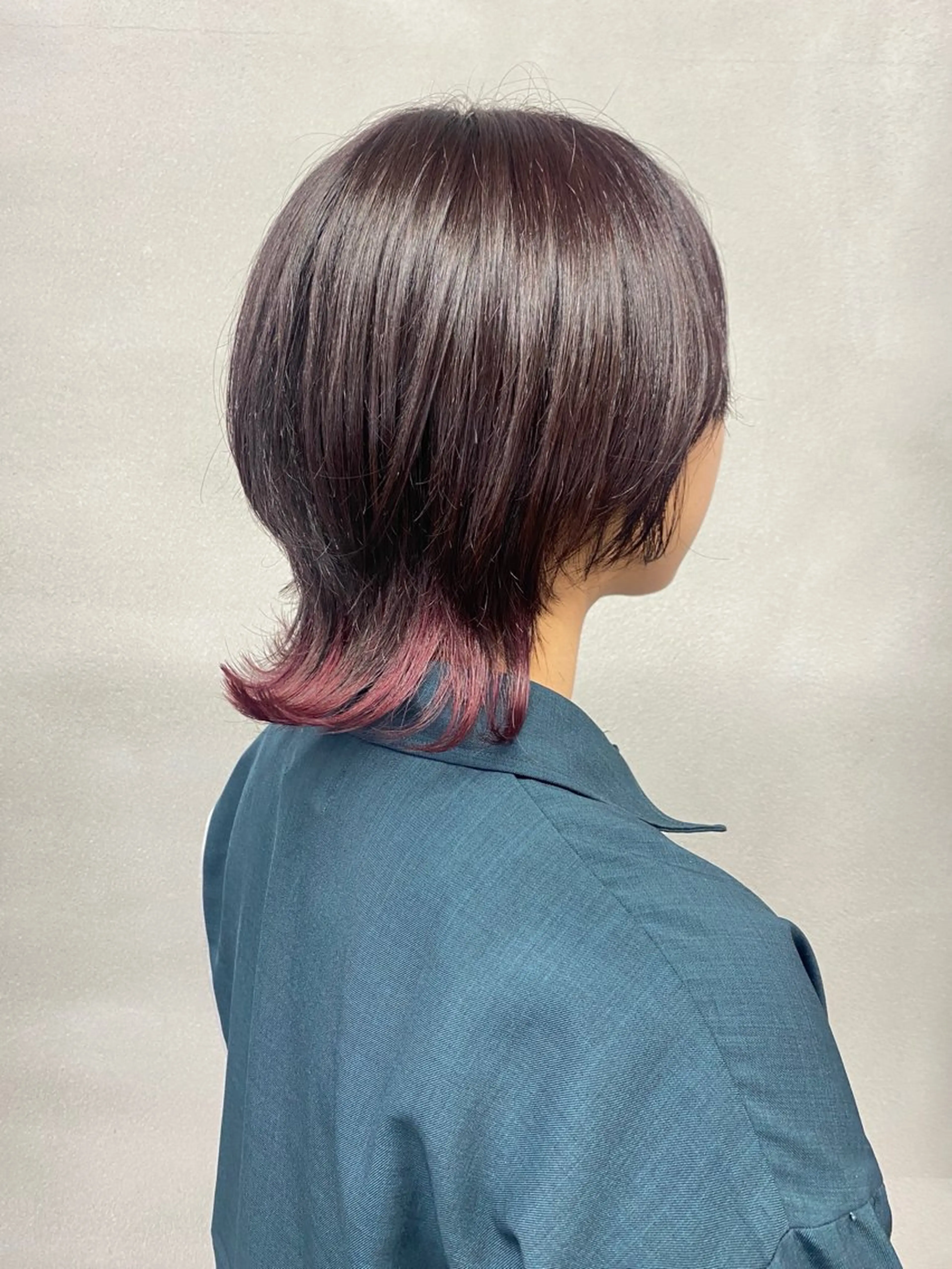 ミディアム カラー ブリーチ カシス デザインカラー イヤリングカラー インナーカラー 柏 デザインカラー/ レイヤー🐣シオリのヘアスタイル