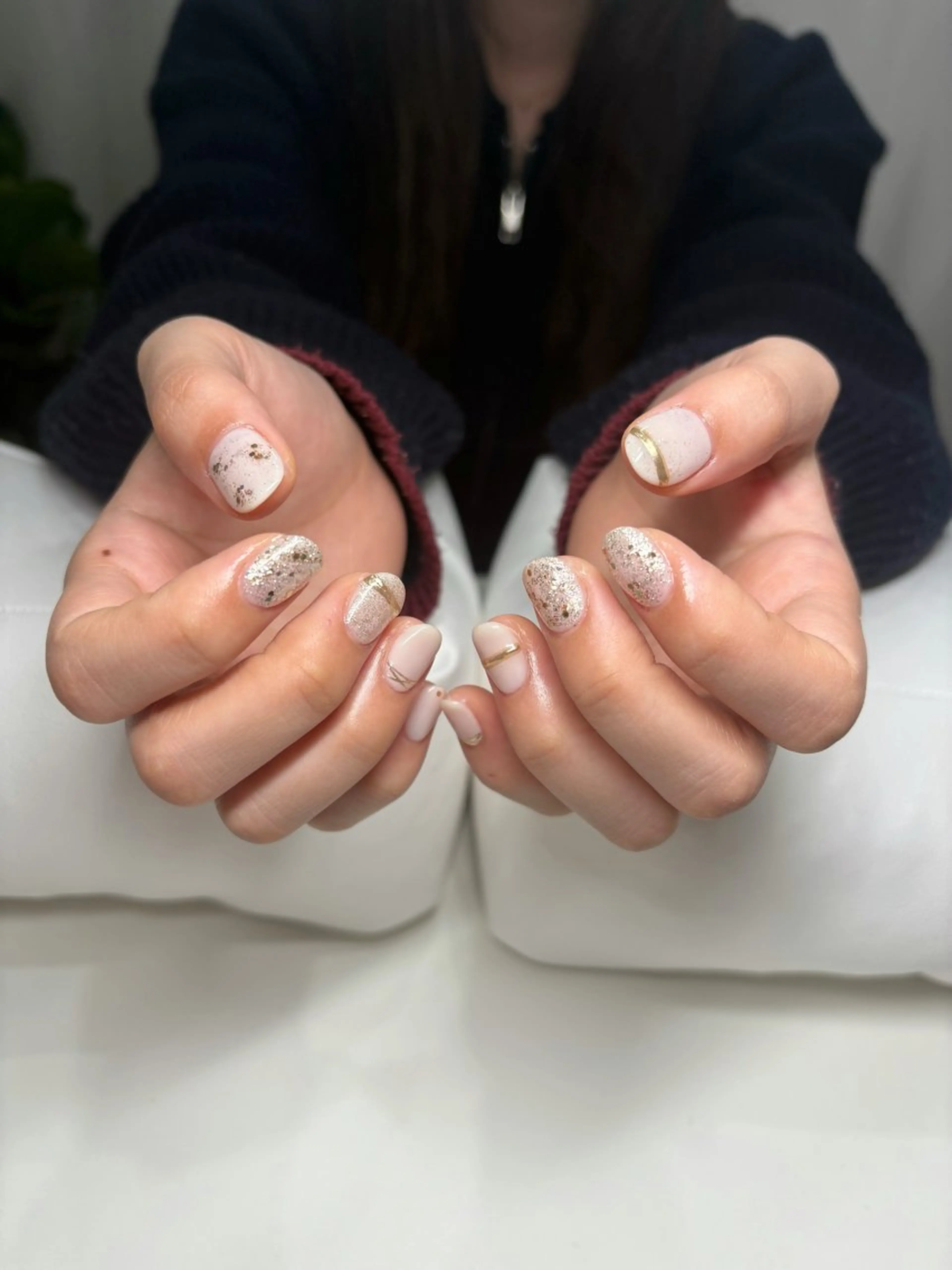 ネイル 成人式 ゴールド ニュアンスネイル ショートネイル ハンドネイル ネイルサロン /しあわせたいむ🌱のネイルデザイン
