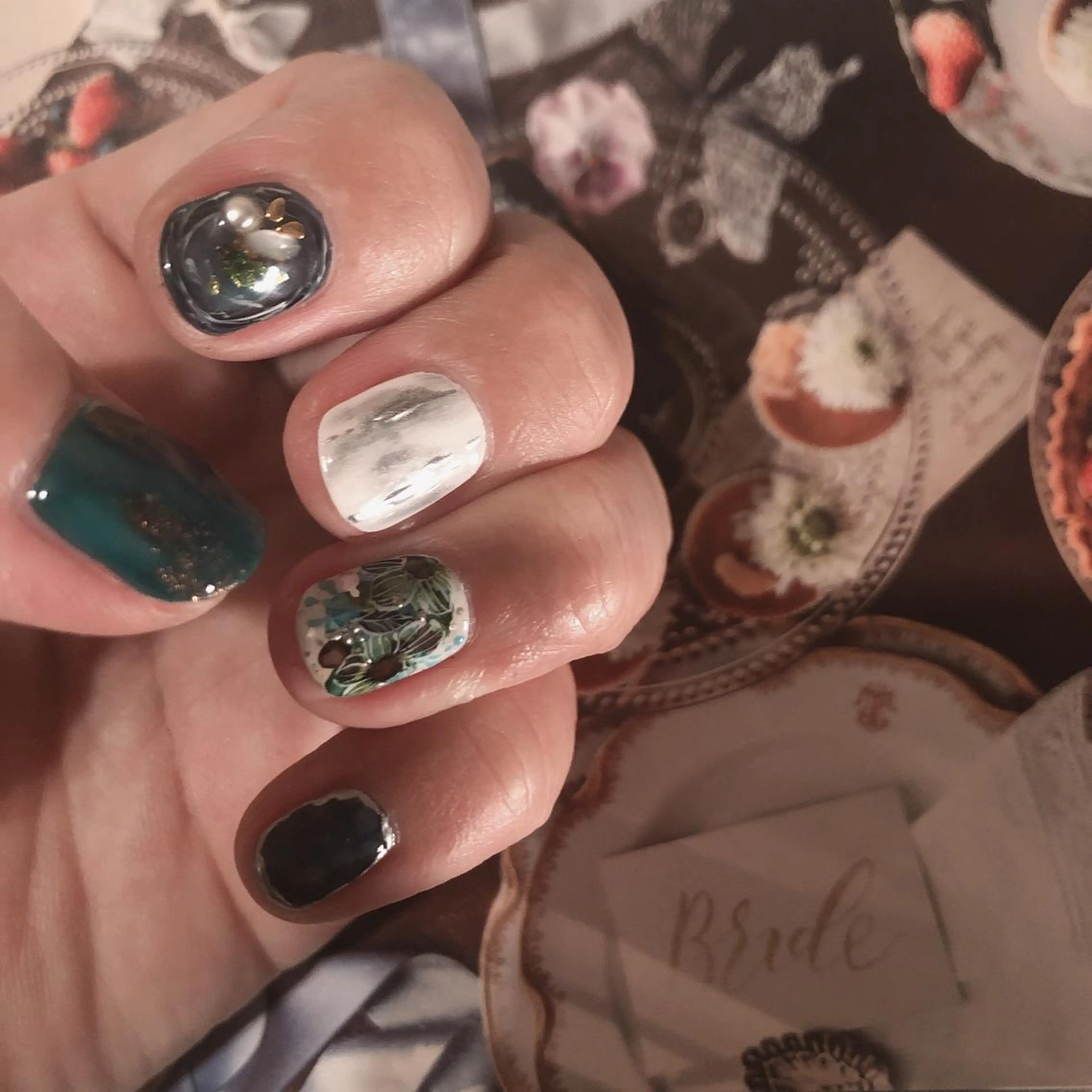 ネイル 成人式 卒業式 ブライダルネイル 野咲き 美容室のマツエク・マツパデザイン