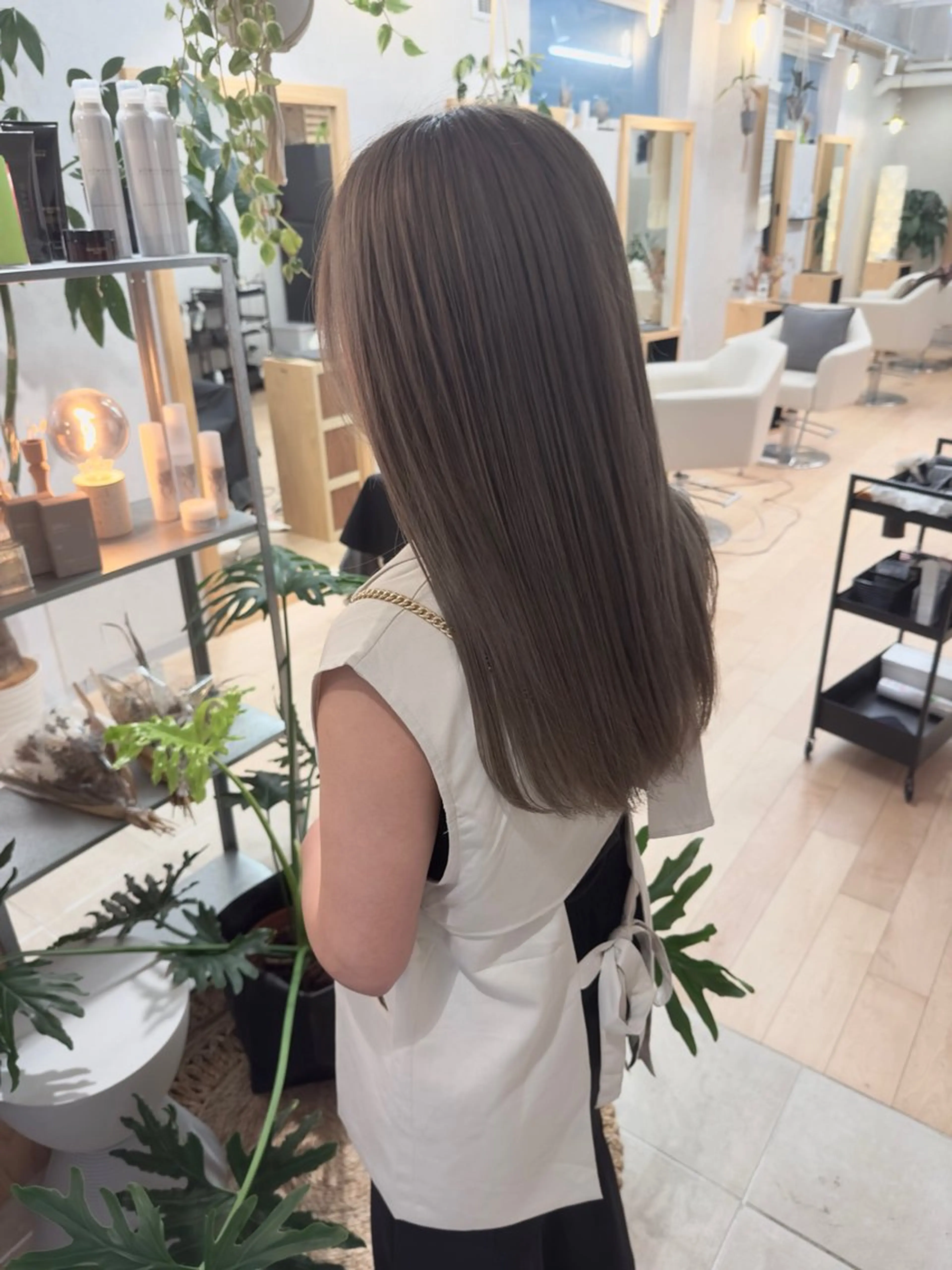 セミロング カラー グレージュ オリーブグレージュ オリーブグレー broocH 清水 駿【デザインカラー】のヘアスタイル