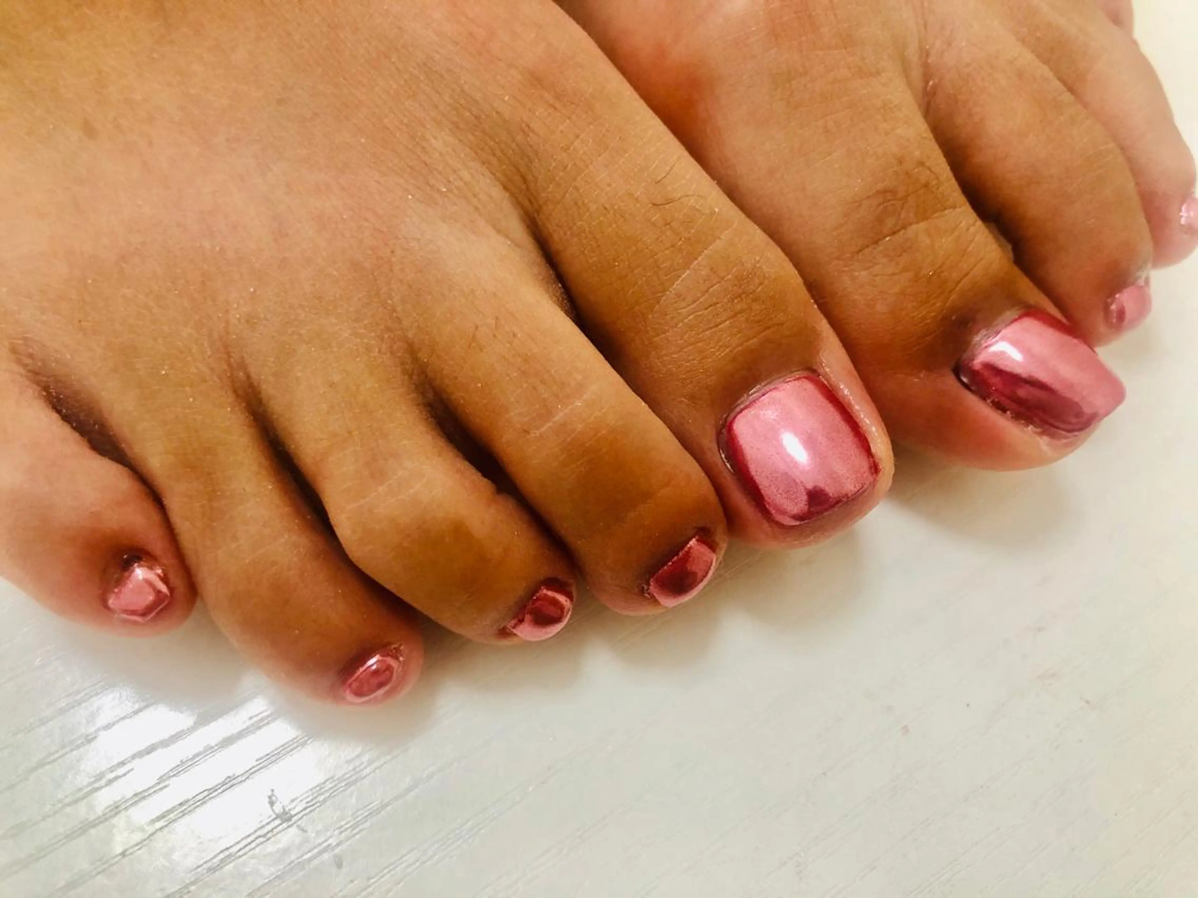 ネイル ミラーネイル ピンク フットネイル mogunail &blowのネイルデザイン