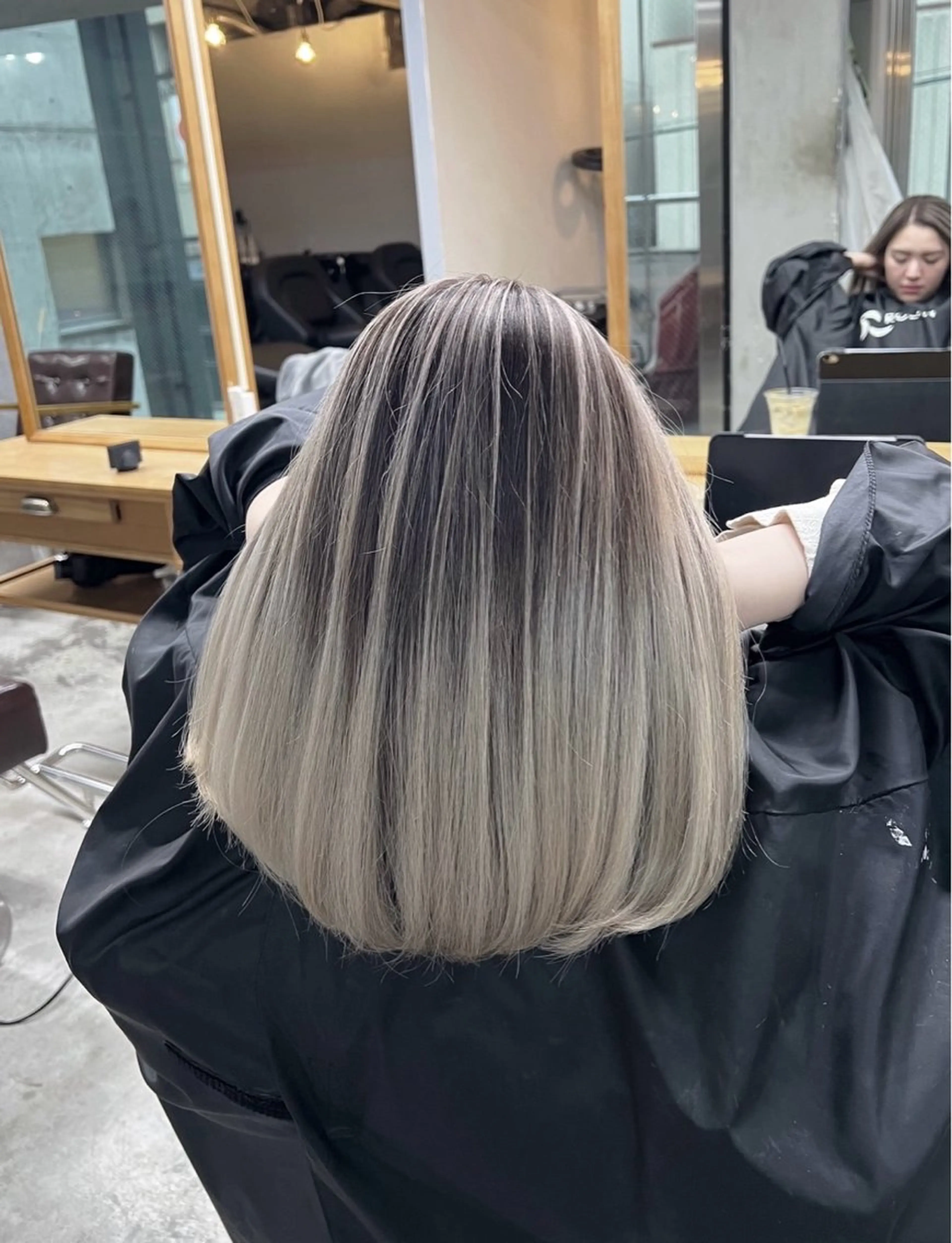 ミディアム カラー バレイヤージュ シルバー ホワイトシルバー レイヤーカット ヘアカラー トリートメント 指名数No.1 /NAOYAのヘアスタイル