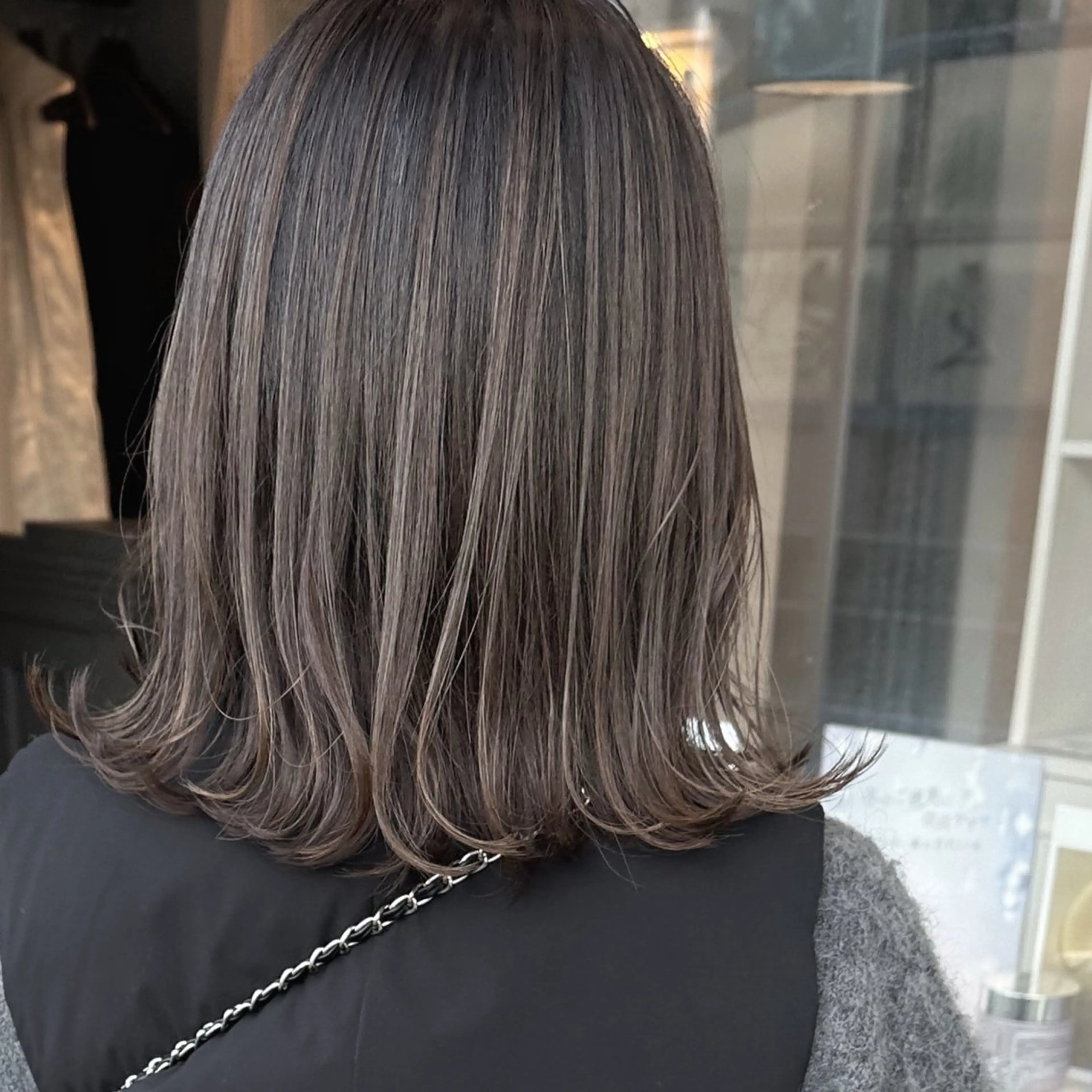 ミディアム 峯 志帆のヘアスタイル