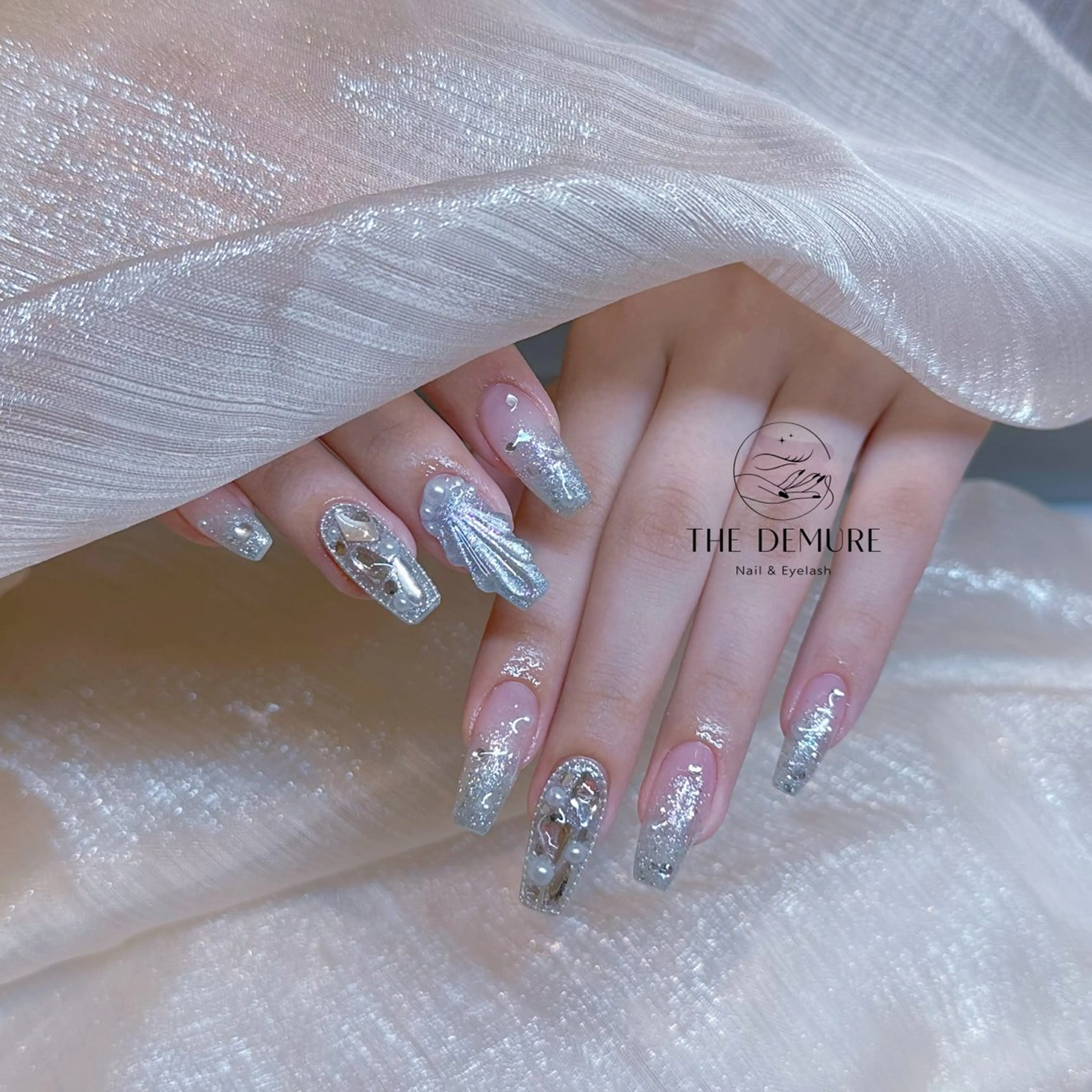 ネイル アートネイル キラキラネイル 韓国ネイル 水色 ロングネイル ハンドネイル ハンドケア NailDemure 【銀座店】のネイルデザイン