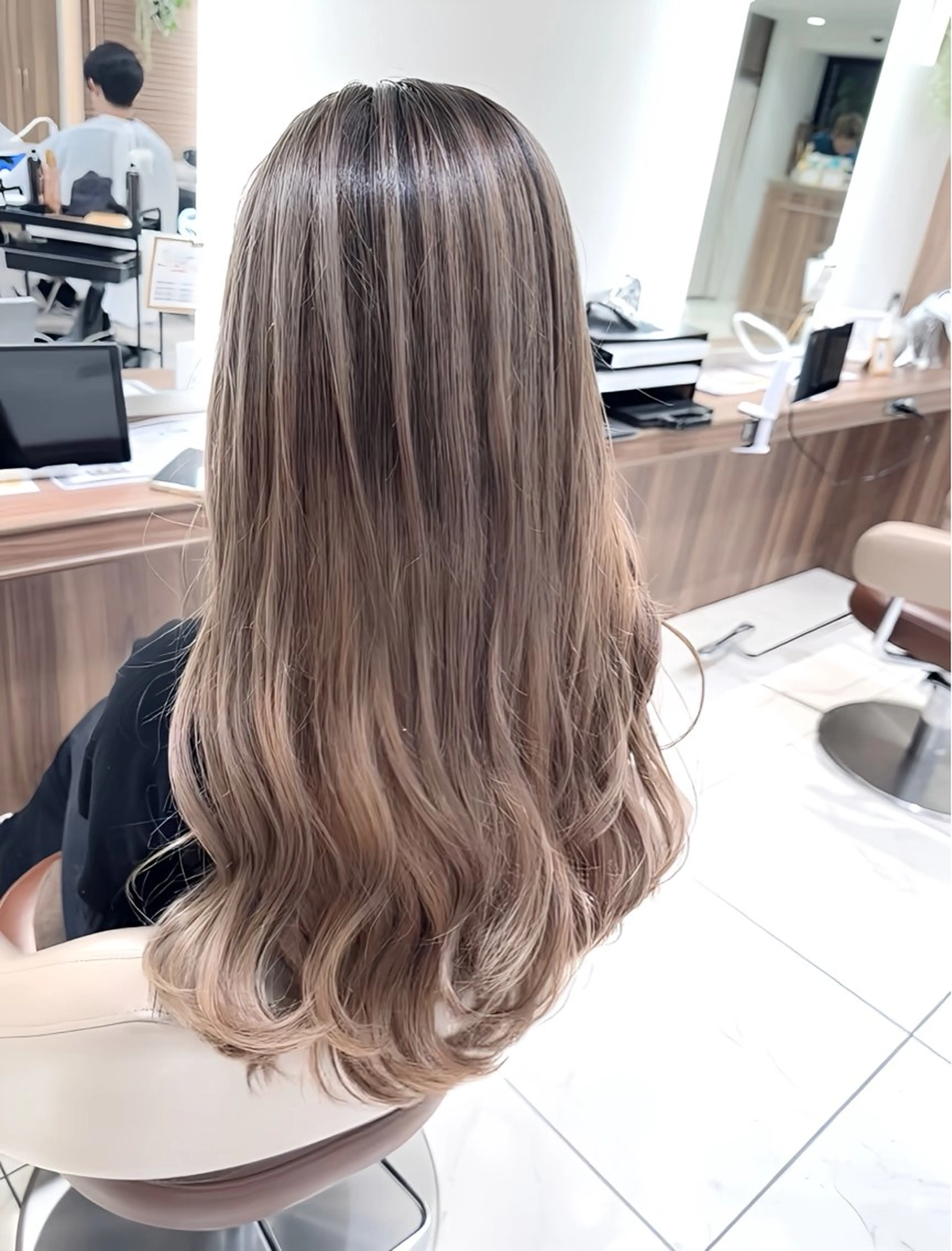 ロング カラー バレイヤージュ ベージュカラー グレージュ ハイライトカラー ミルクティーベージュ ヘアカラー トリートメント 大宮/バレイヤージュ 髪質改善/澤田隆誠のヘアスタイル