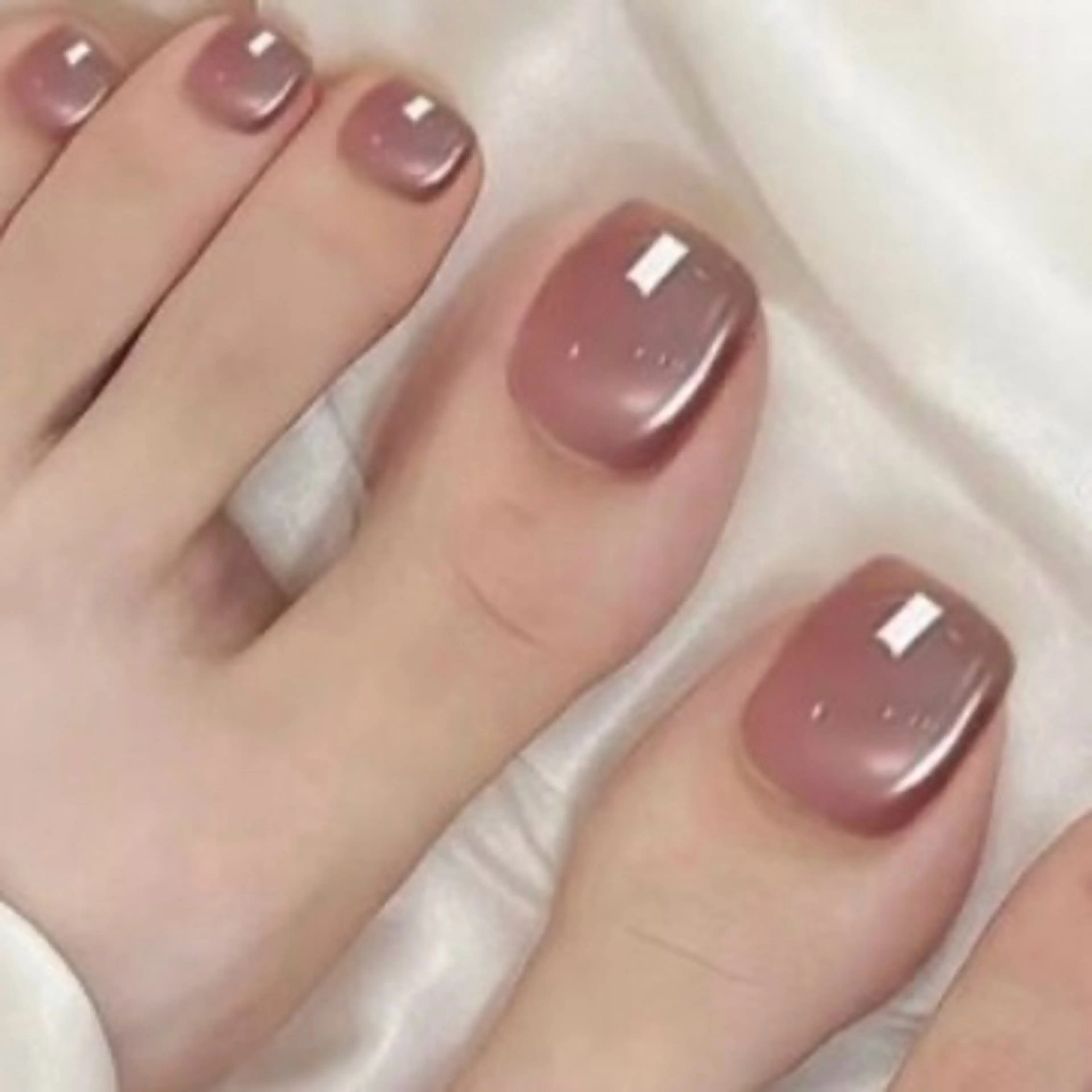 人気のマグネットカラーで♡フットネイルの写真