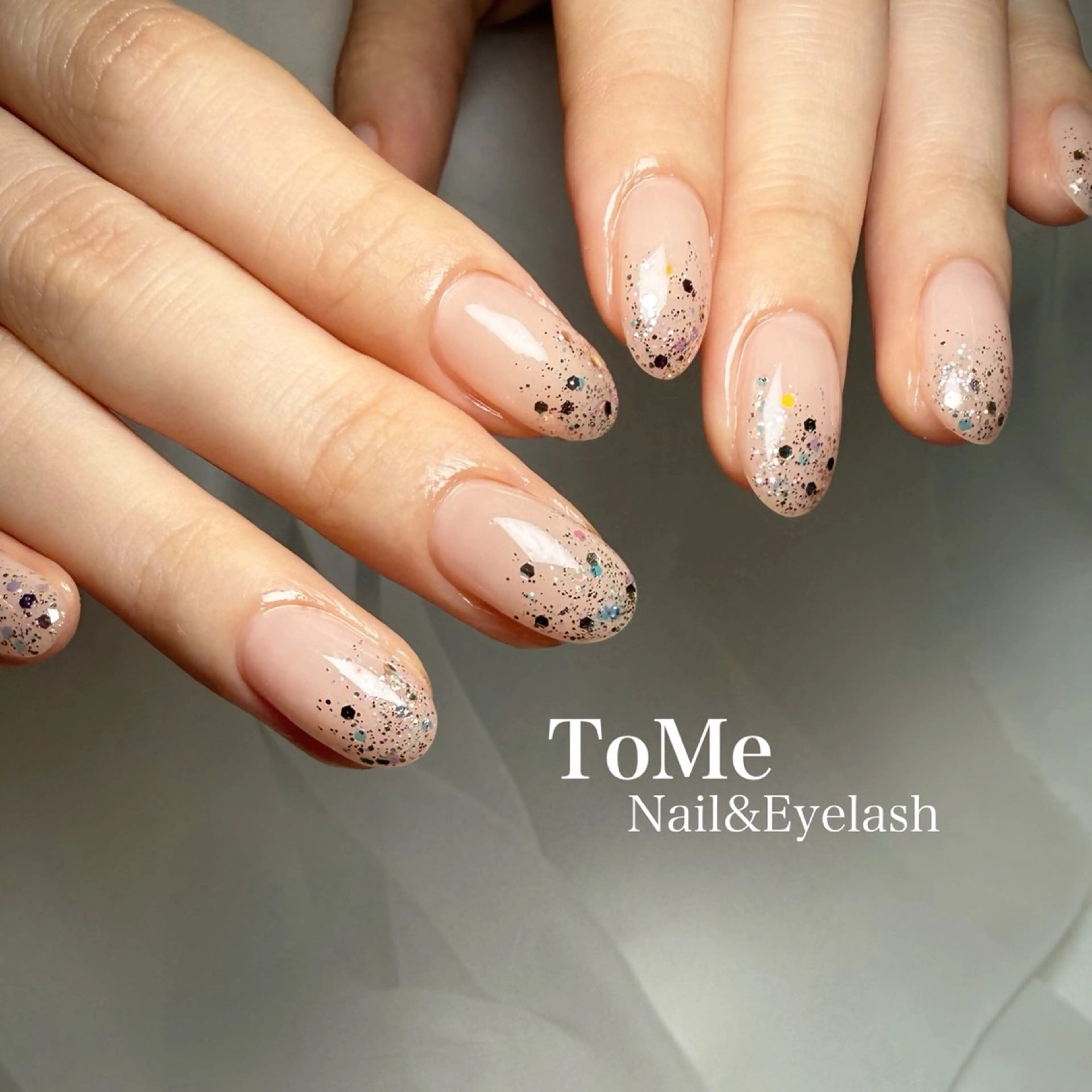 【華やか人気✨】ラメグラデーションネイル｜うる艶仕上げ💕オフ込/パラジェル・フィルイン対応の写真