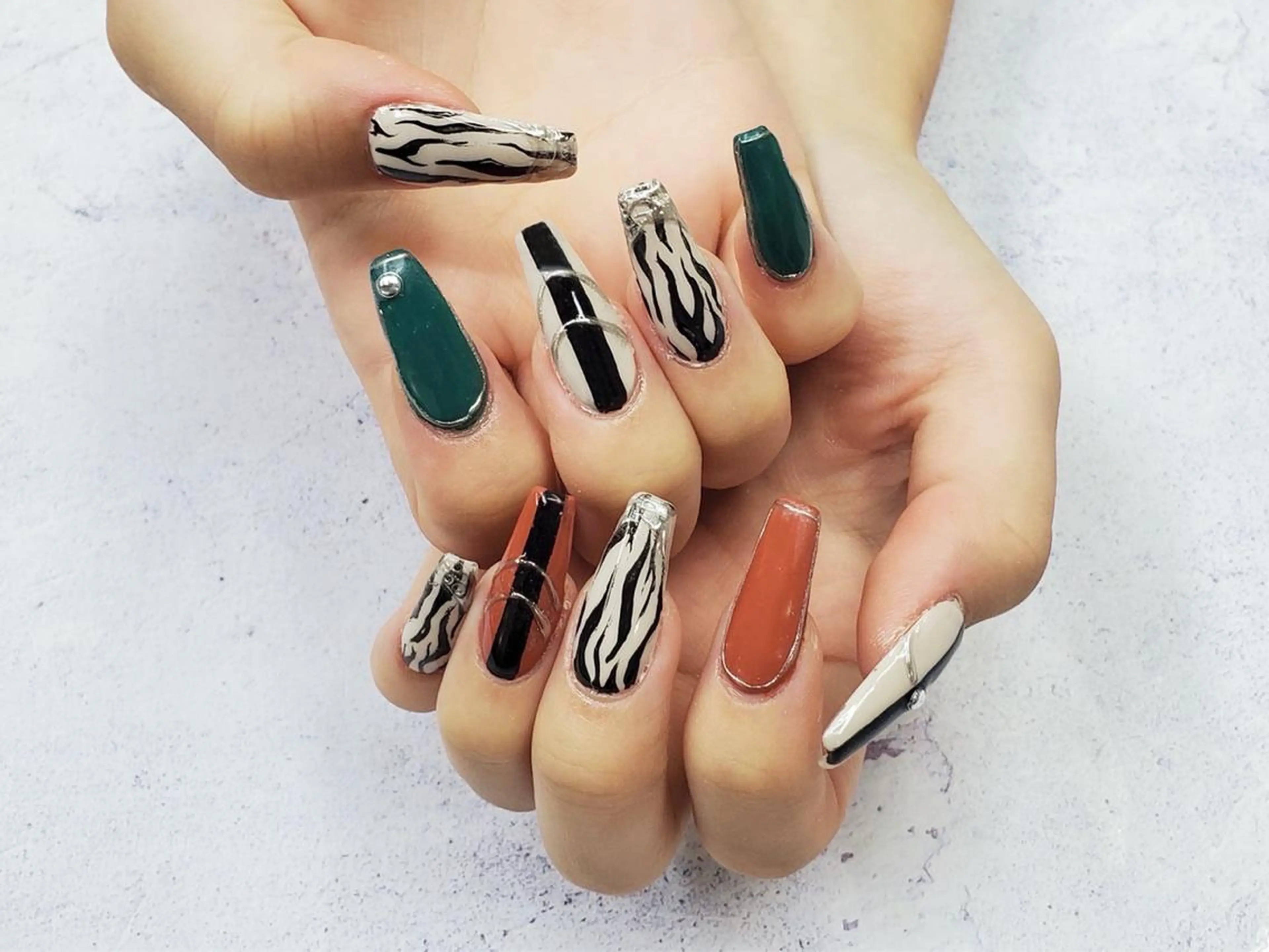 ネイル nailstudio eviz新宿店のネイルデザイン