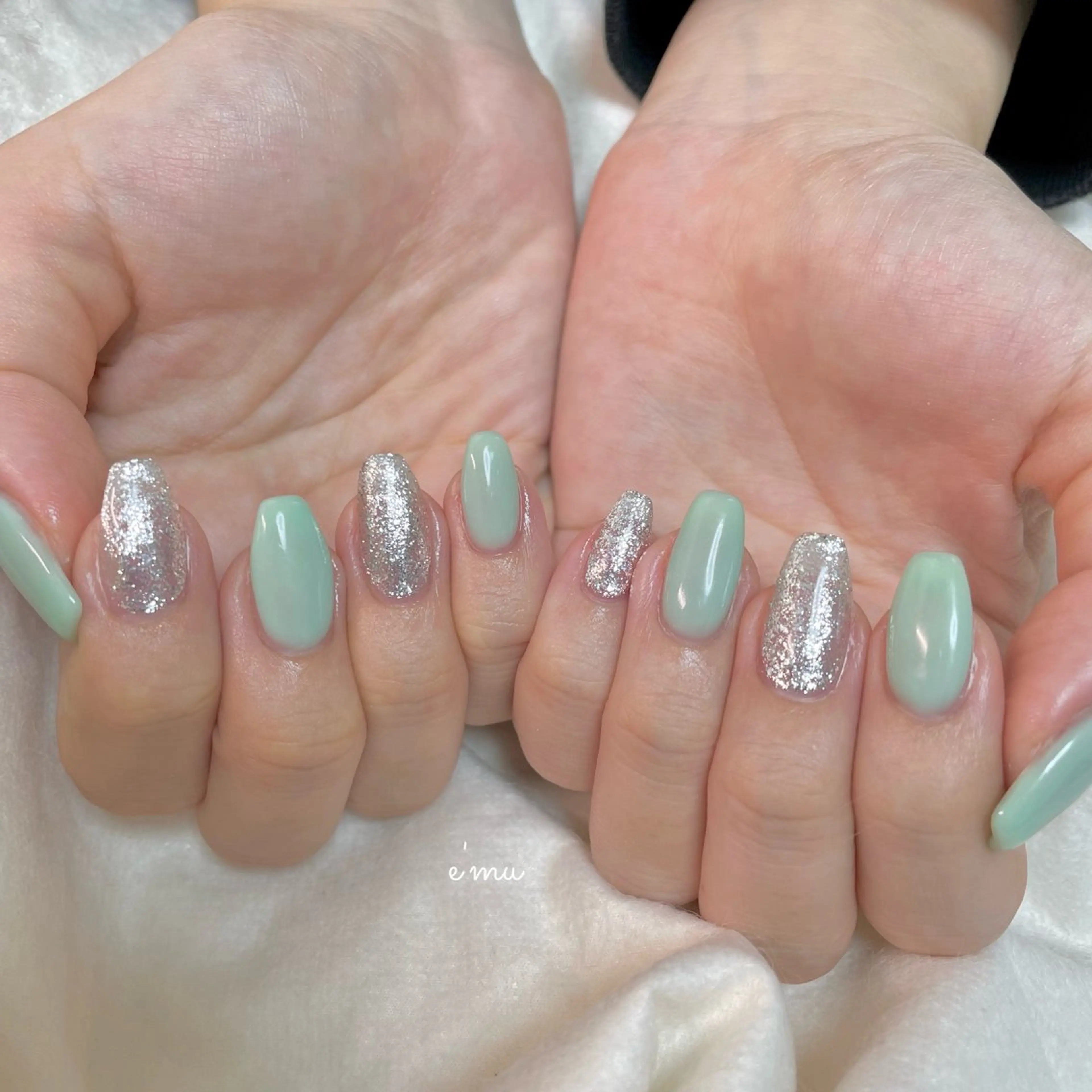 ネイル グリーン ラメ(グリッター) ワンカラーネイル ハンドネイル nail salon e'mu💐のネイルデザイン