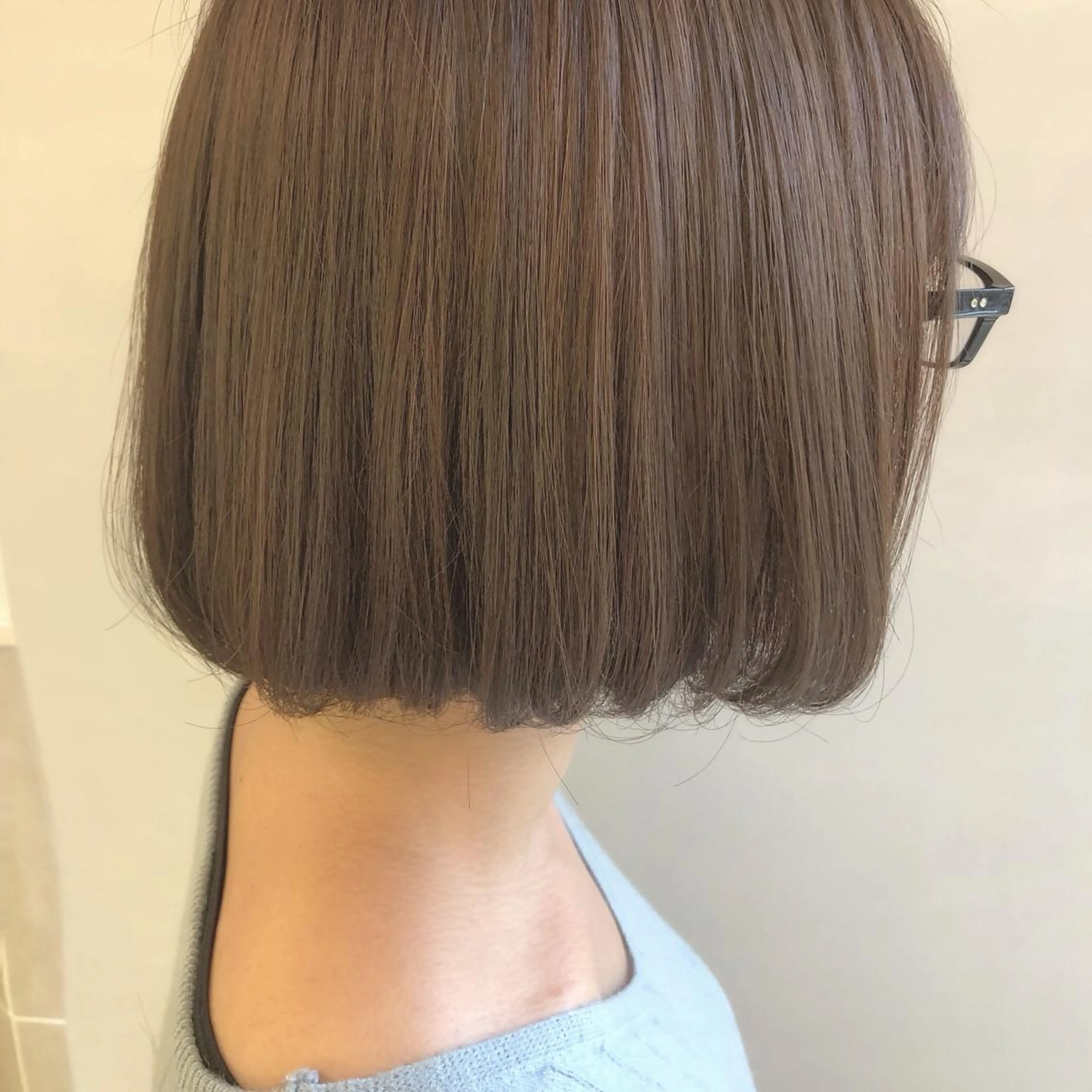 ショート カラー ベージュカラー ミルクティーベージュ カット ヘアカラー トリートメント 齋藤 咲のヘアスタイル