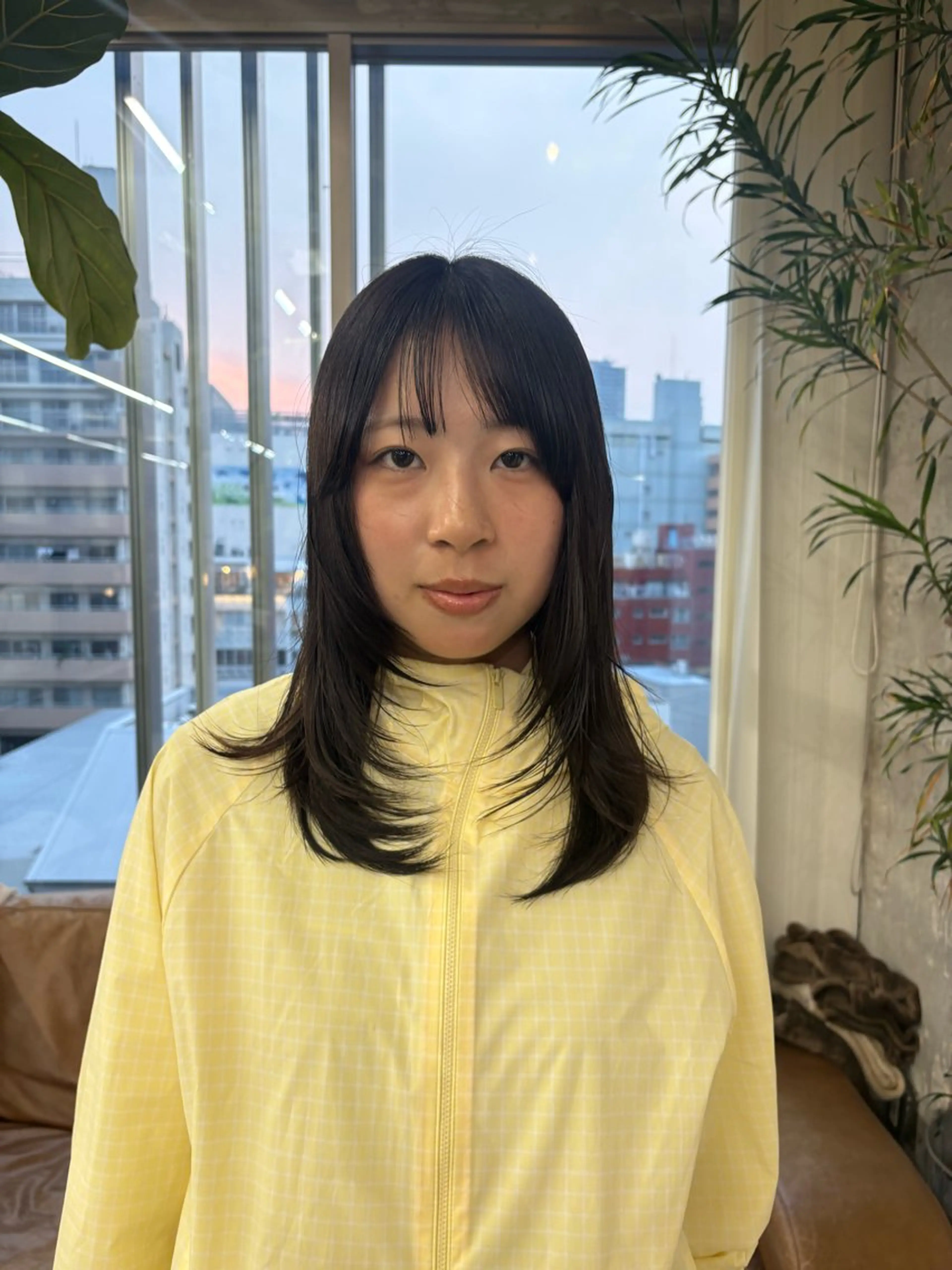 セミロング 愛加ブリーチ・ レイヤー・パーマのヘアスタイル