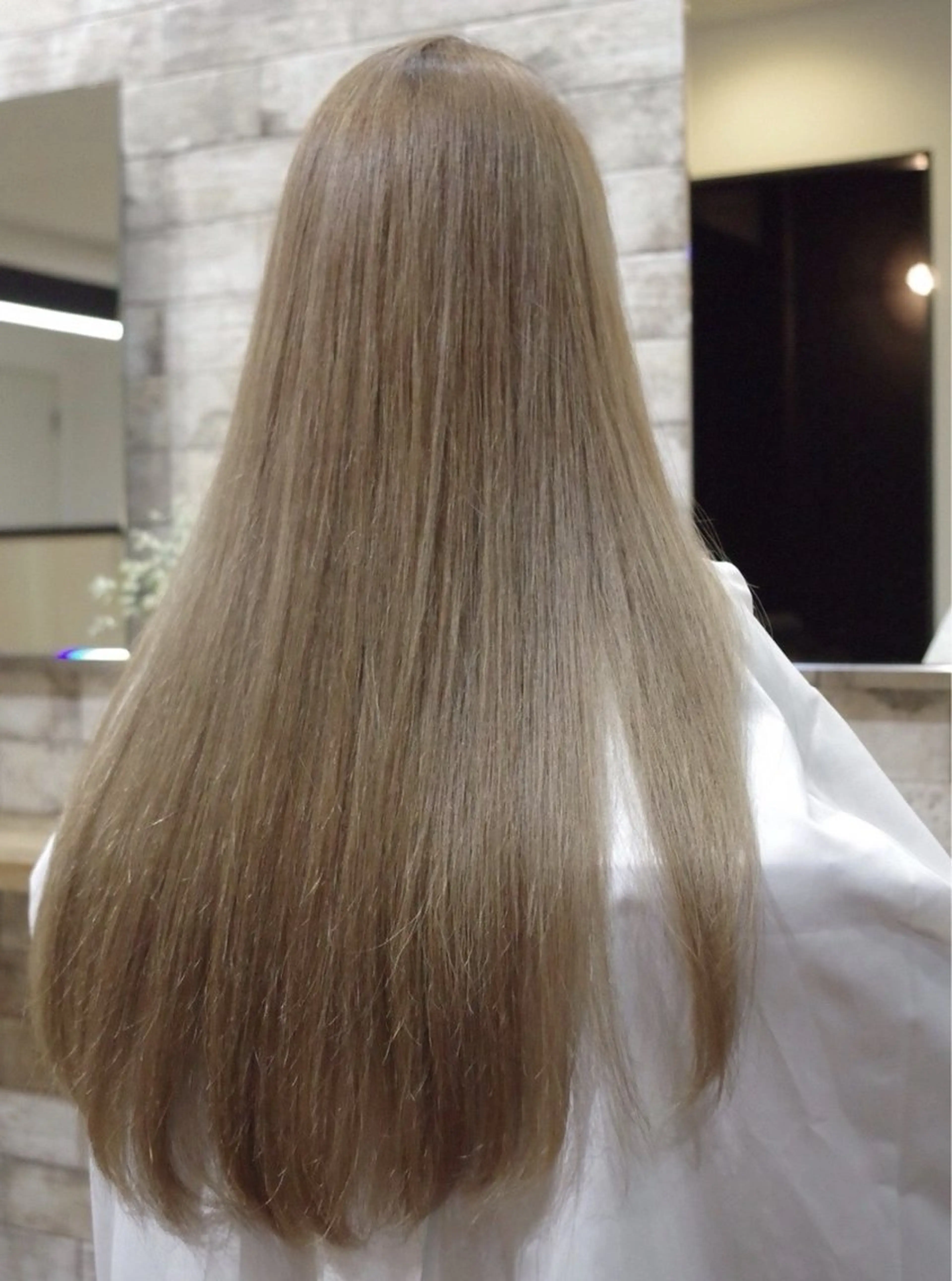 ロング カラー アッシュ ベージュカラー 大槻 芽衣のヘアスタイル