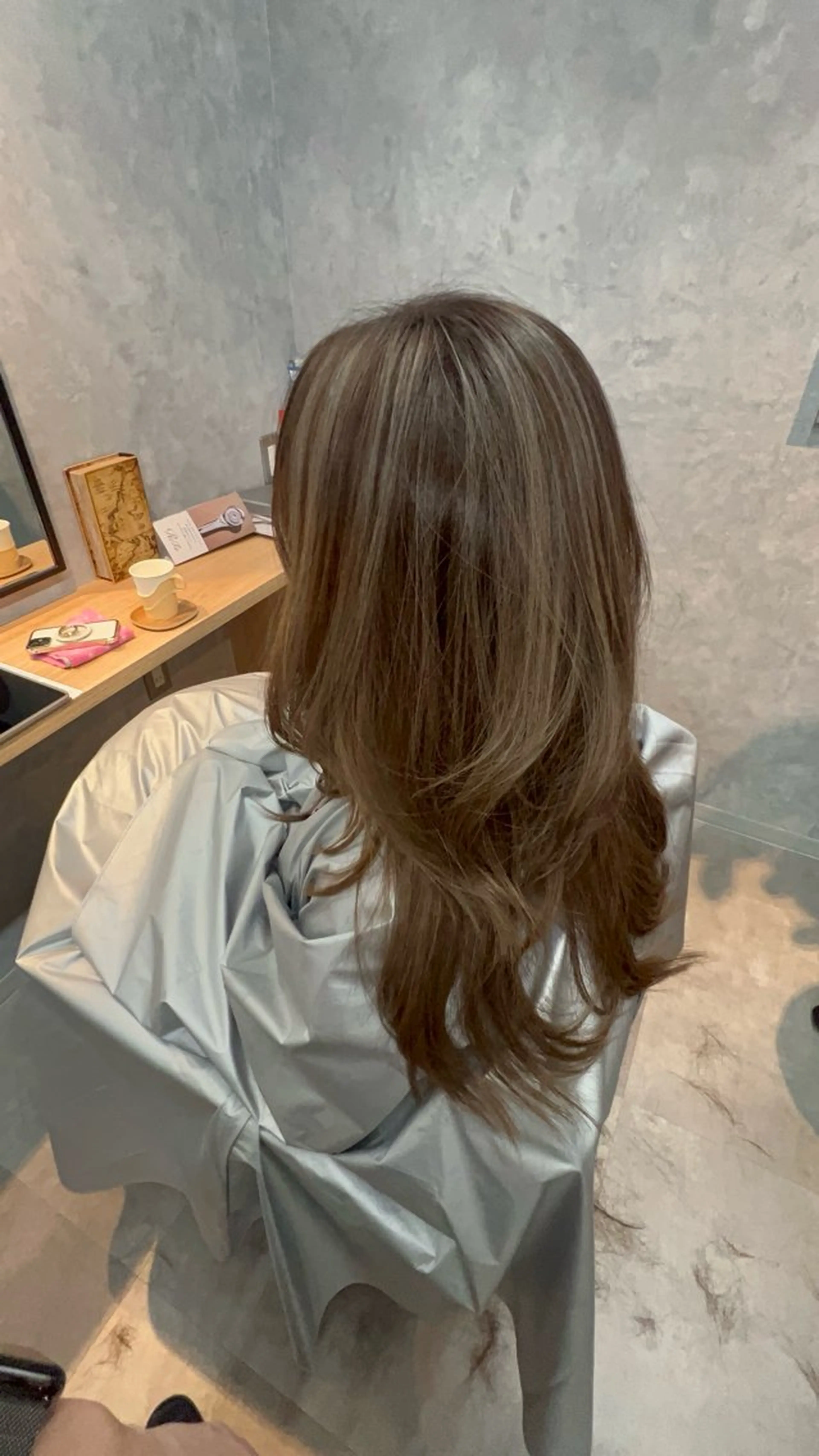 ロング motoトップカラー リスト/ブリーチカラのヘアスタイル